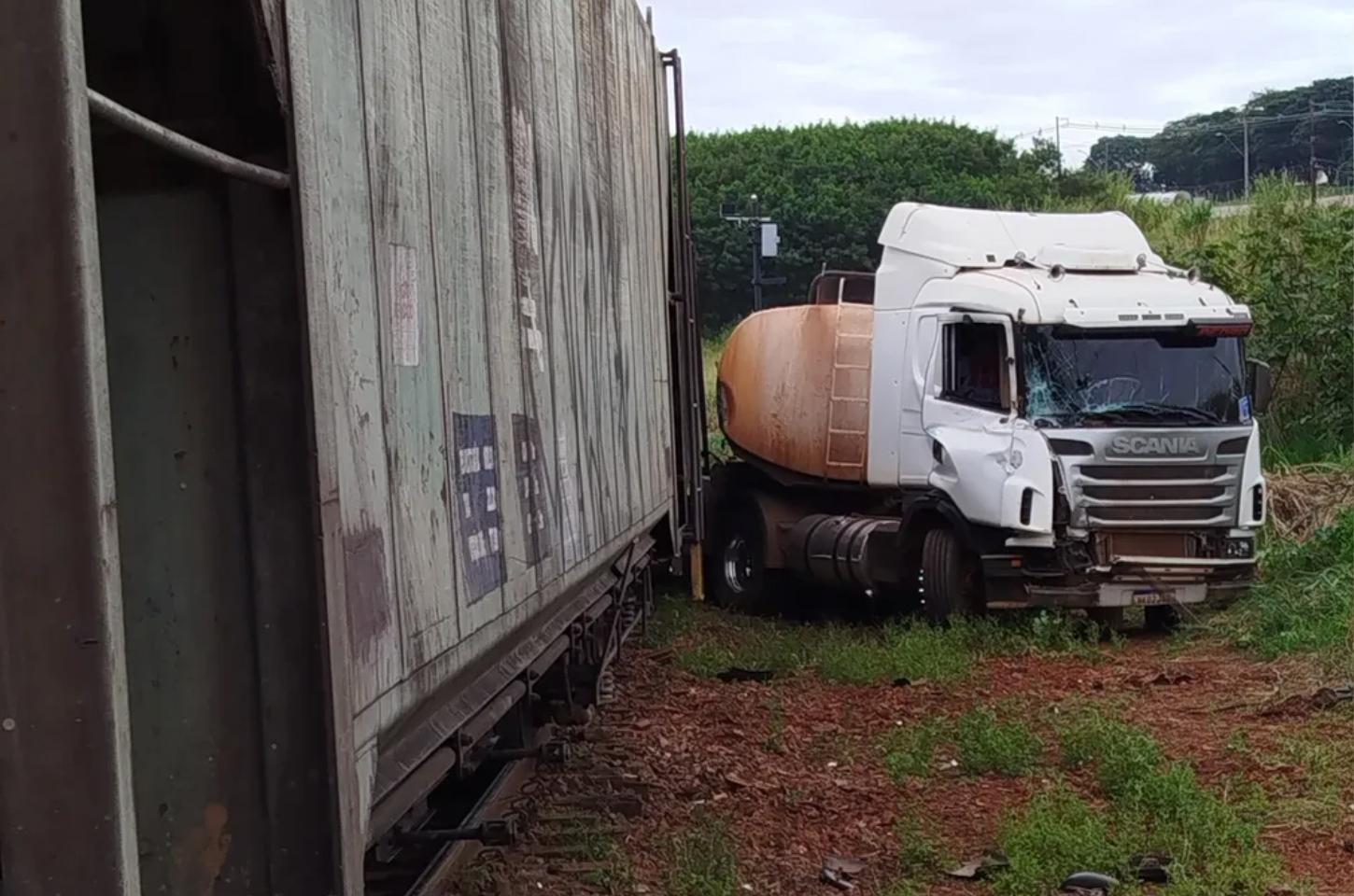 Colisão entre carreta e trem é registrada em Jandaia do Sul