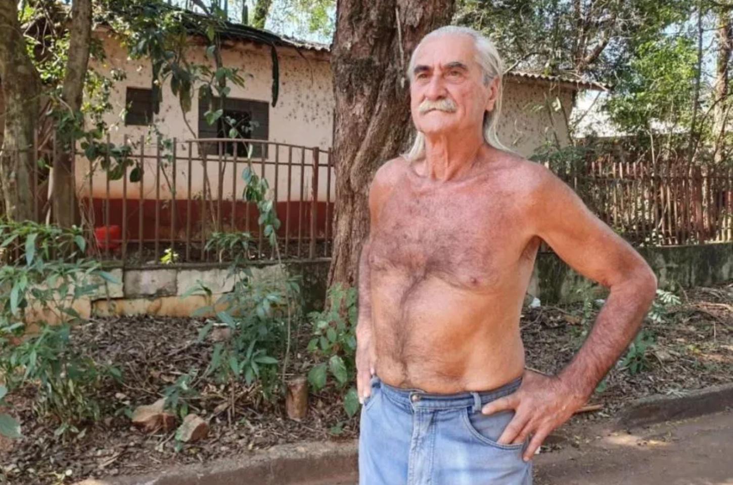 Conhecido por nunca usar camisas, 