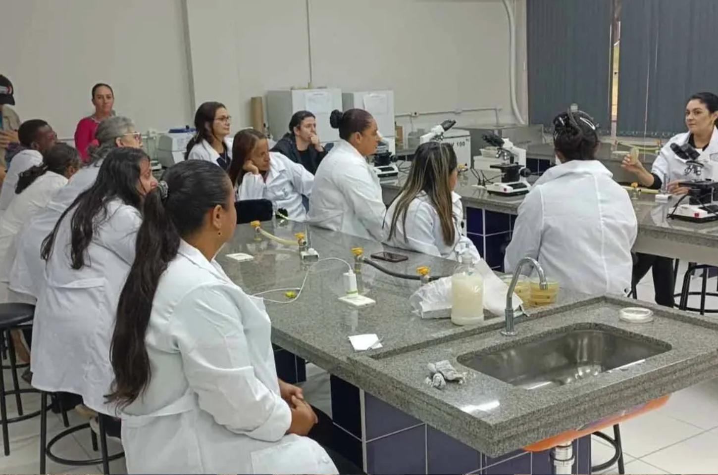IFPR forma alunos na fabricação de produtos de limpeza em Ivaiporã