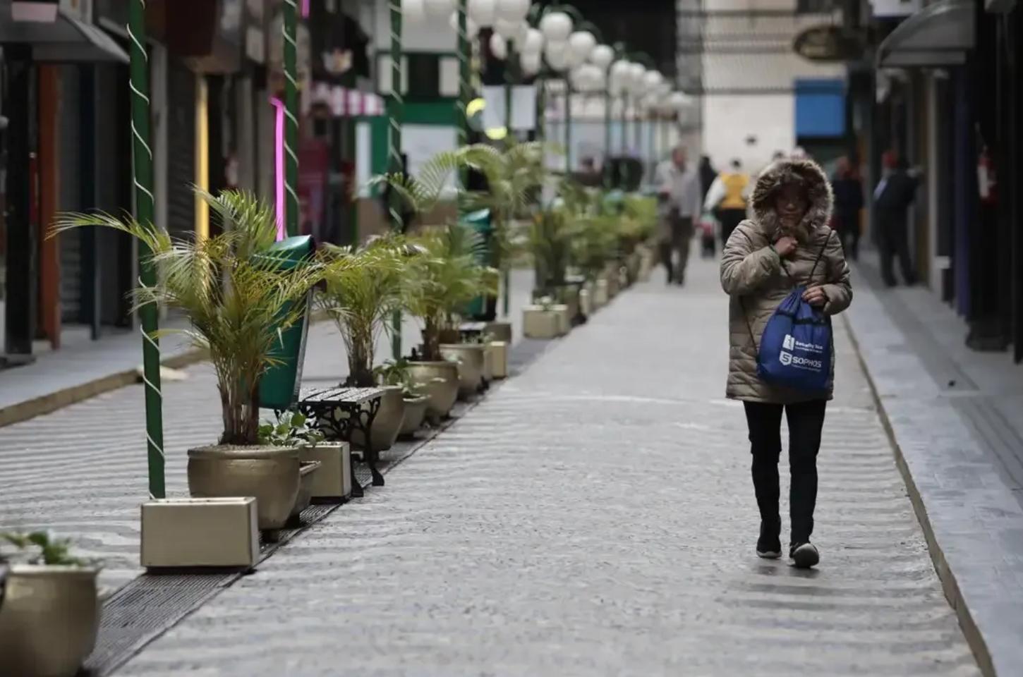 Inmet alerta para onda de frio no Sul e excesso de chuva nos 3 estados