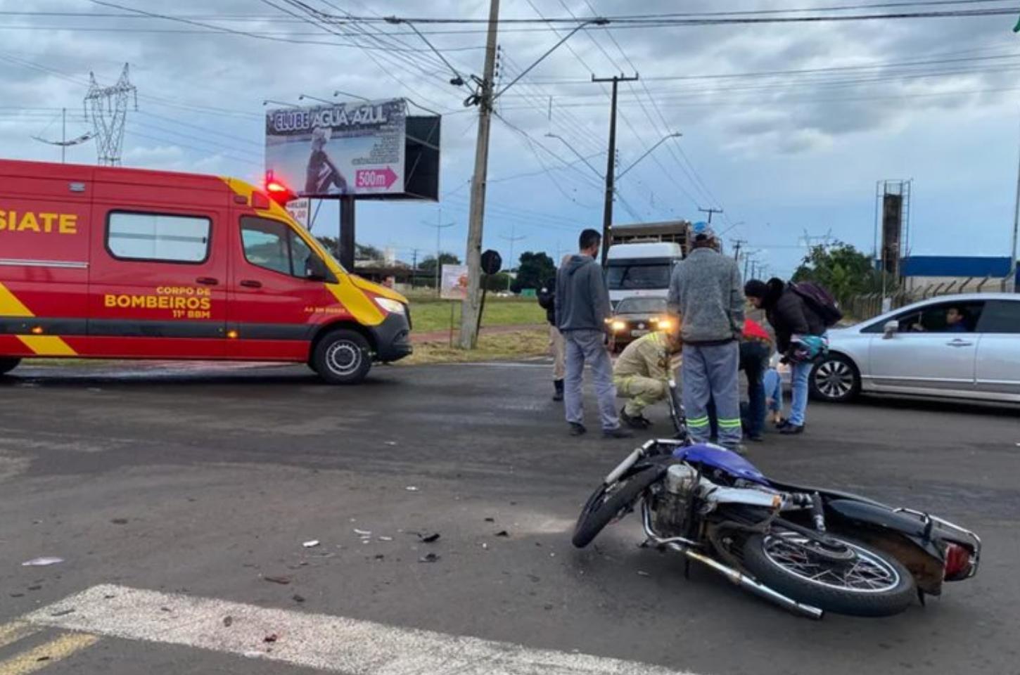 Motociclista fica ferido após colisão com carro em cruzamento de Apucarana