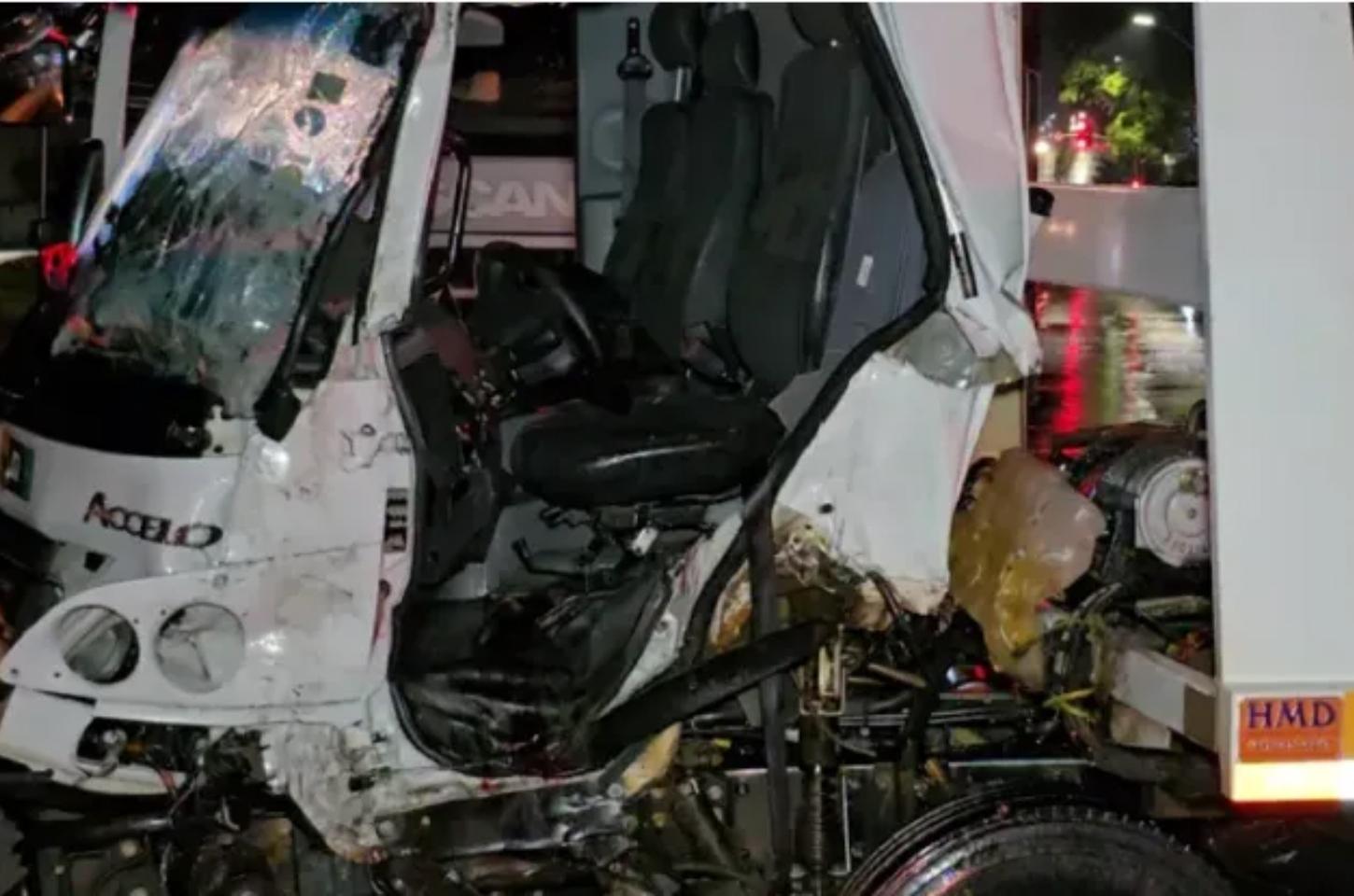 Motorista fica em estado grave após perder controle de caminhão