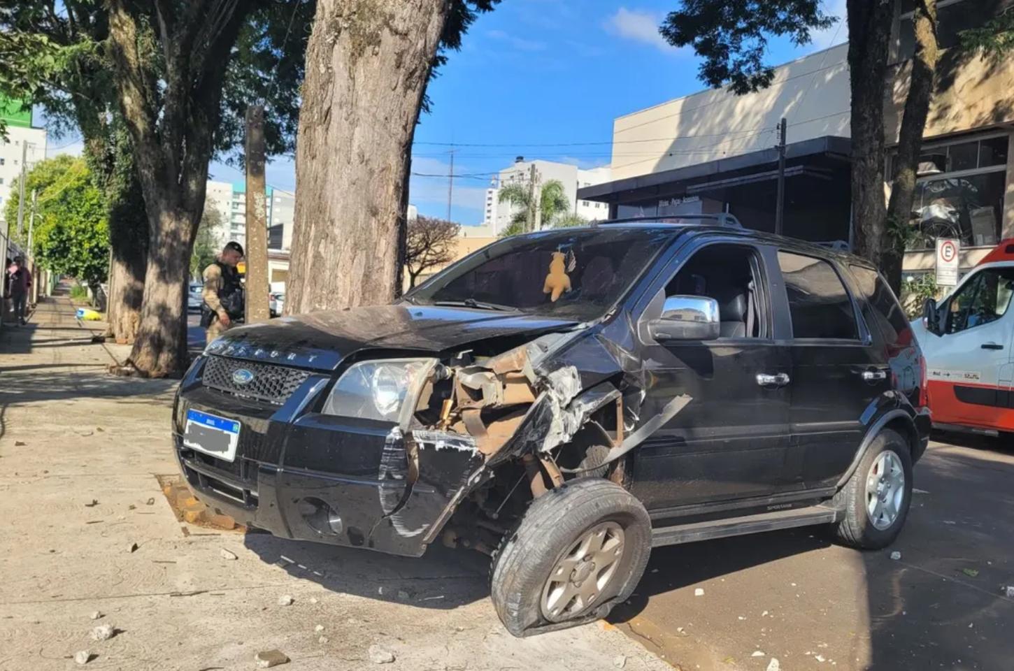 Motorista fica ferido após bater contra poste em Apucarana; veja