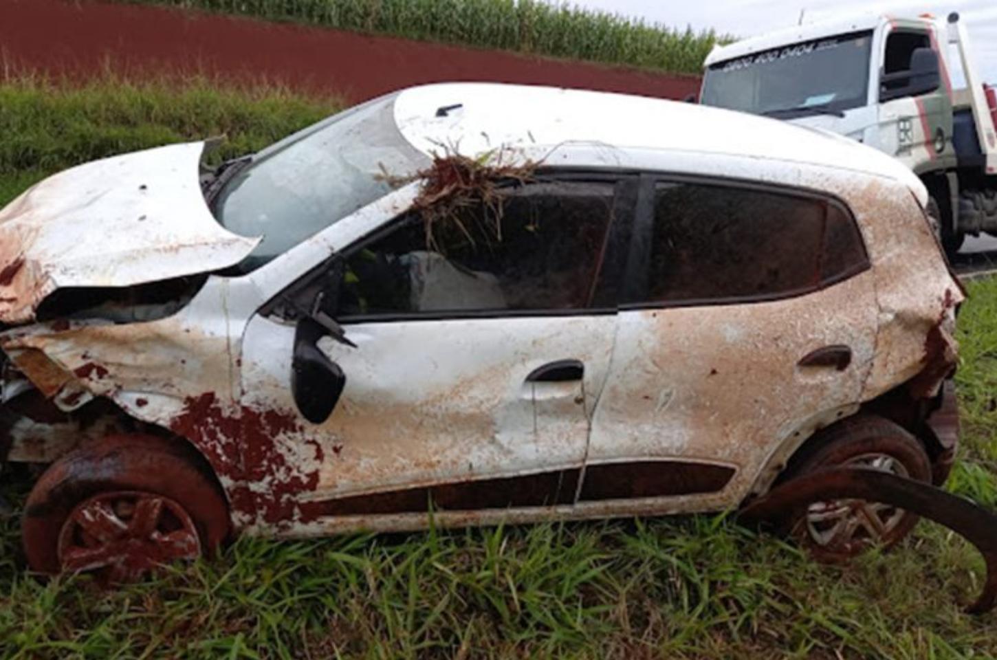 Motorista fica ferido após capotamento na PR-986 entre Rolândia e Cambé