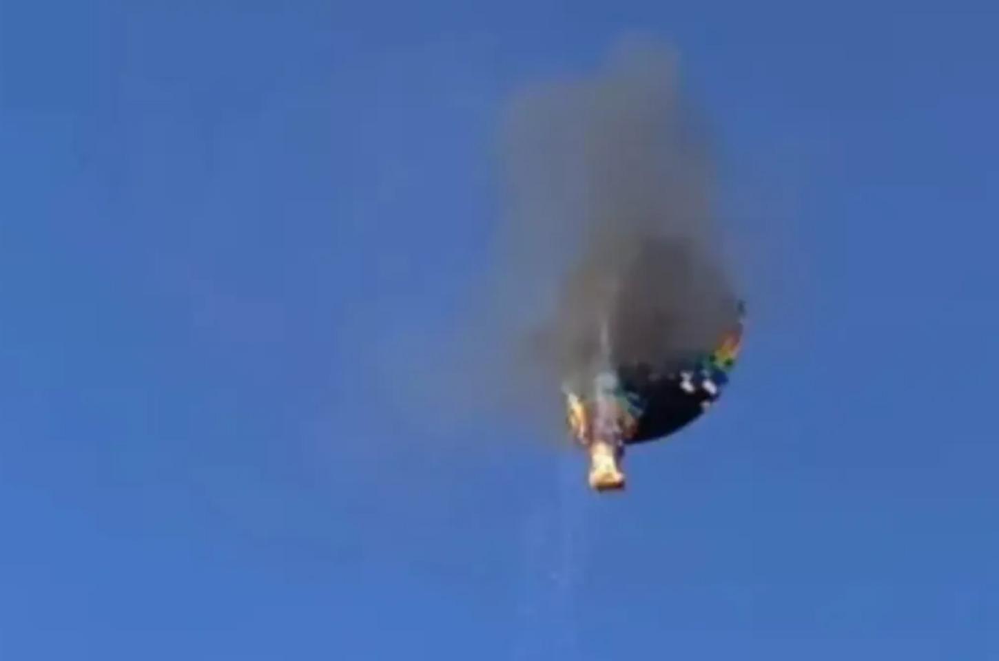 Sobrevivente de queda de balão se ajoelha e reza em frente a igreja