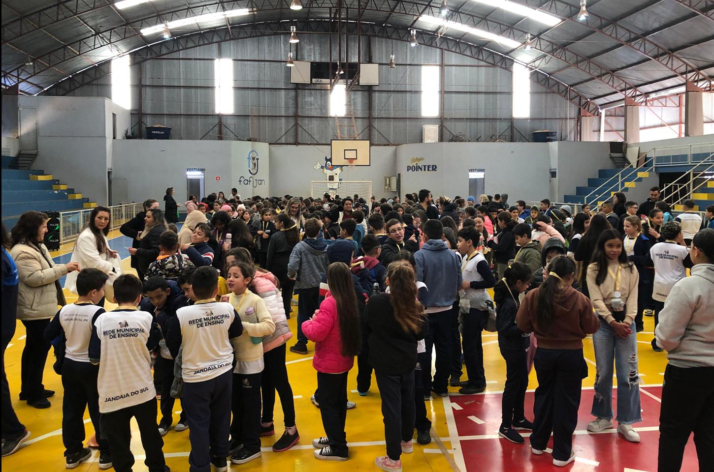Aproximadamente 1.800 alunos da rede municipal de ensino de Jandaia do Sul retornaram às aulas