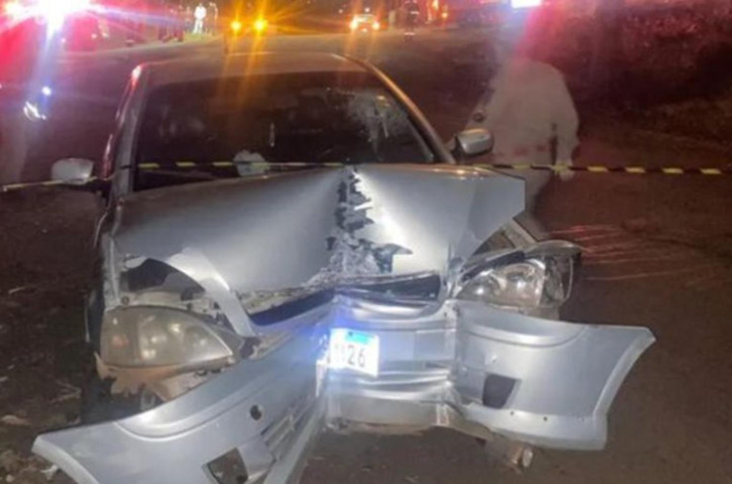 Bairro de Apucarana fica sem luz após carro colidir em poste