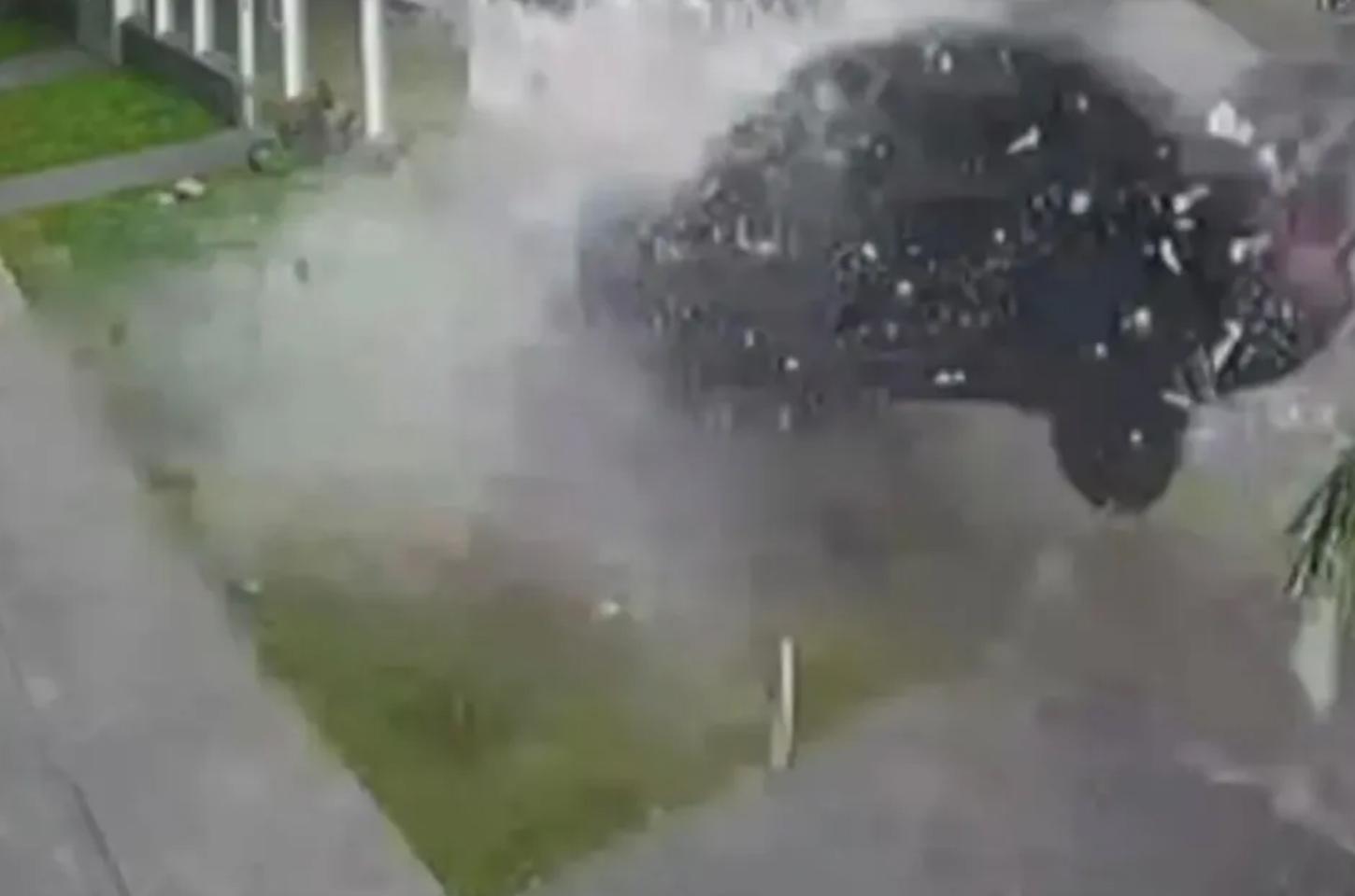Câmera mostra carro desgovernado invadindo restaurante no PR