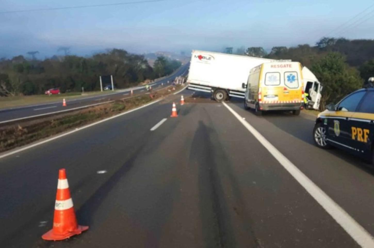 Caminhoneiro fica gravemente ferido após acidente na BR-277 em Prudentópolis