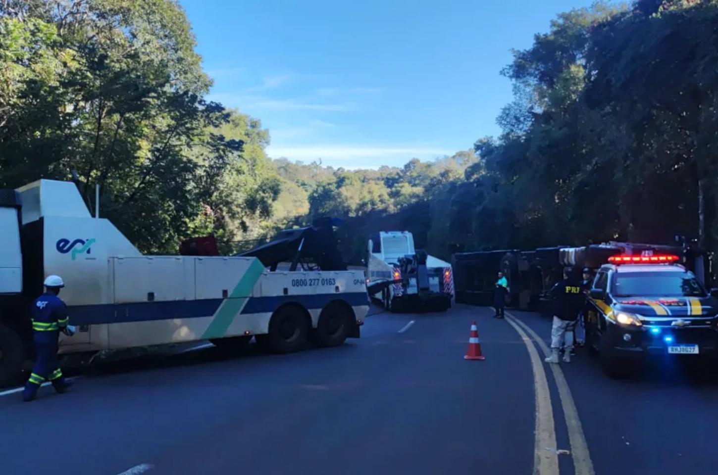Carga de pneus é saqueada após tombamento de caminhão na BR-277