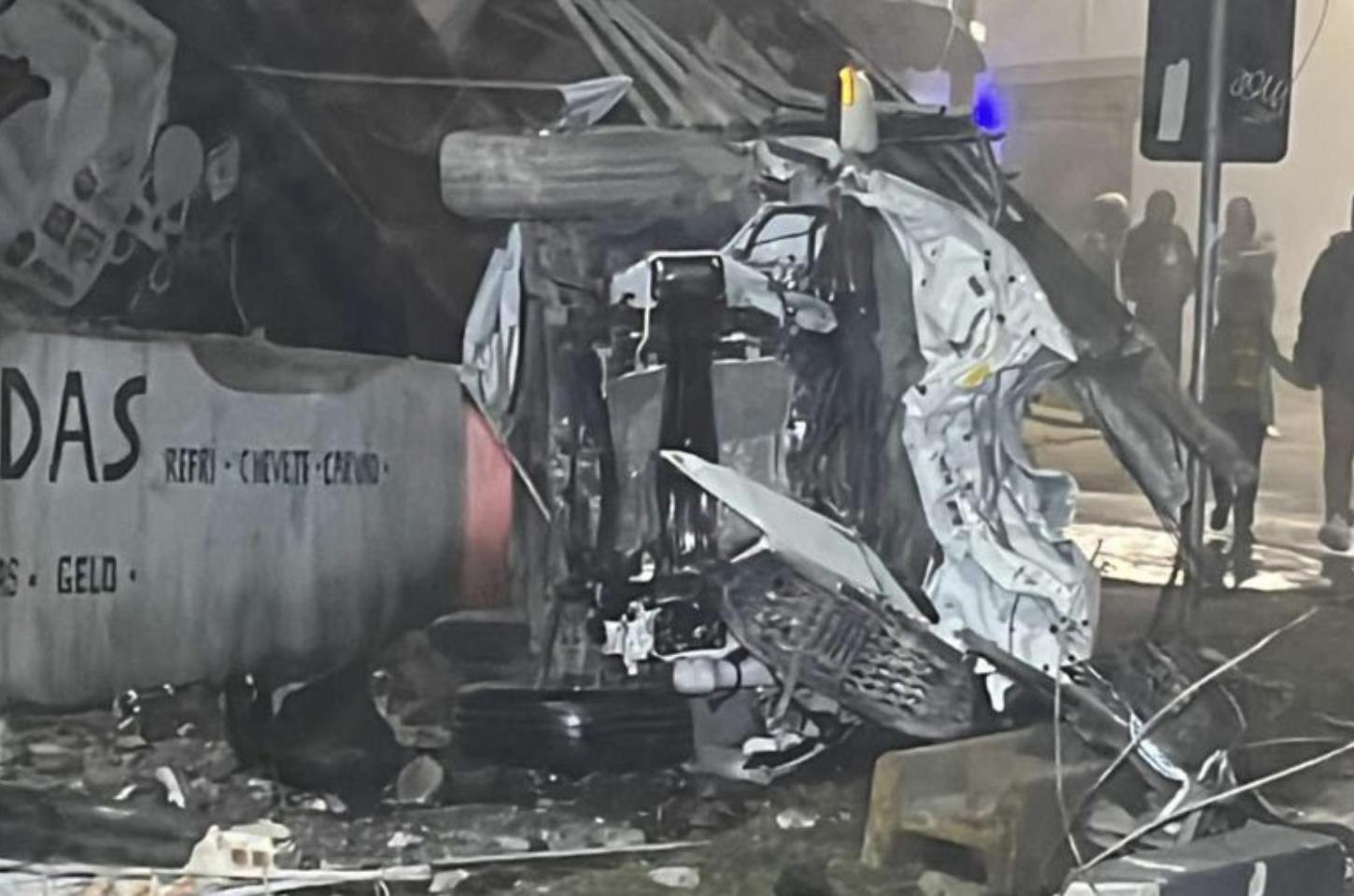 Carro colide contra muro e poste em Almirante Tamandaré; casal é levado ao hospital