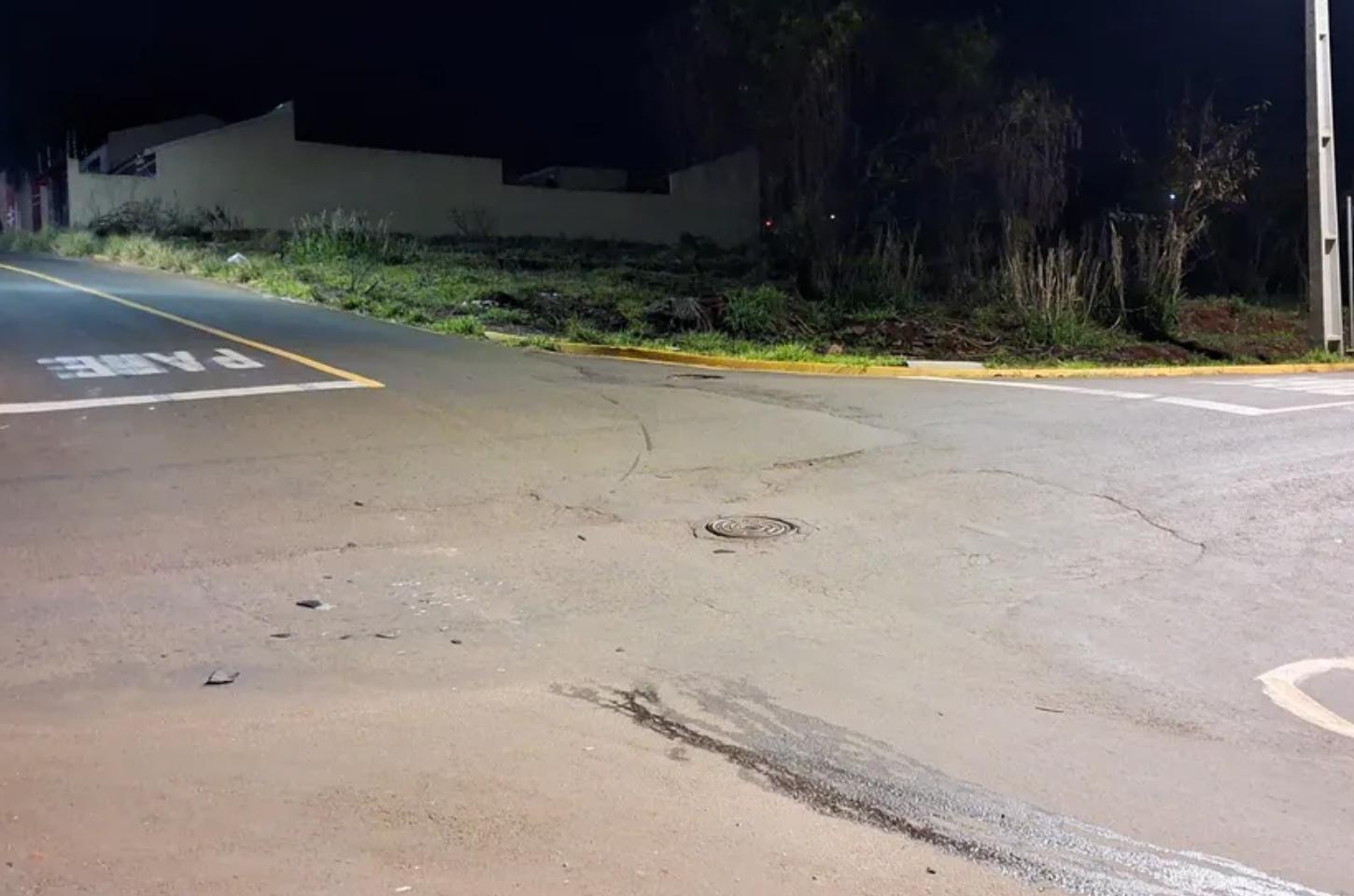 Carro é atingido por botijões que caíram de caminhão em Apucarana