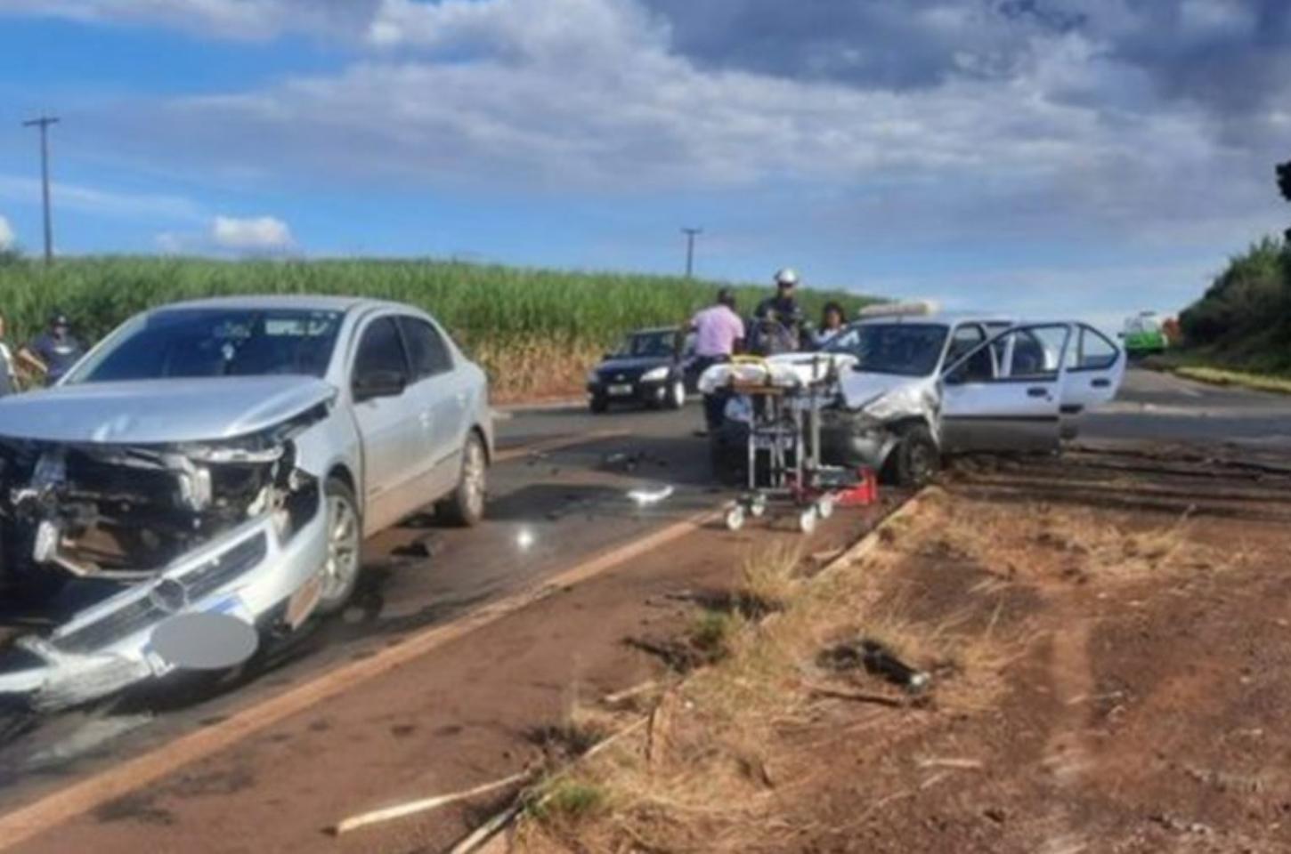 Colisão entre carros no trevo da PR-466 deixa idoso ferido em Jandaia do Sul