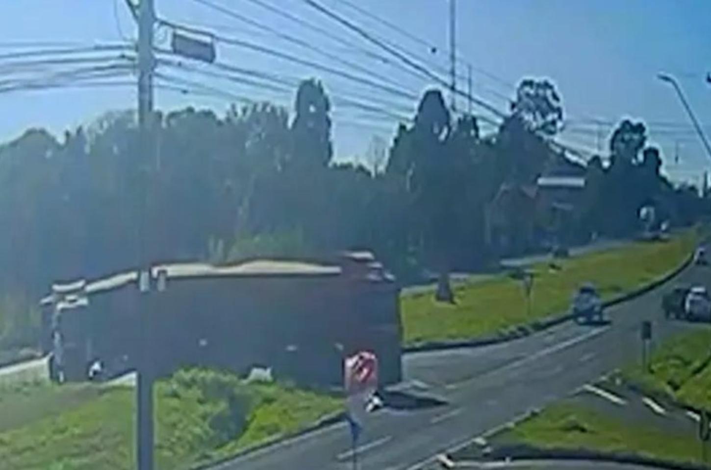 Colisão entre três veículos é registrada na BR-376 em Apucarana