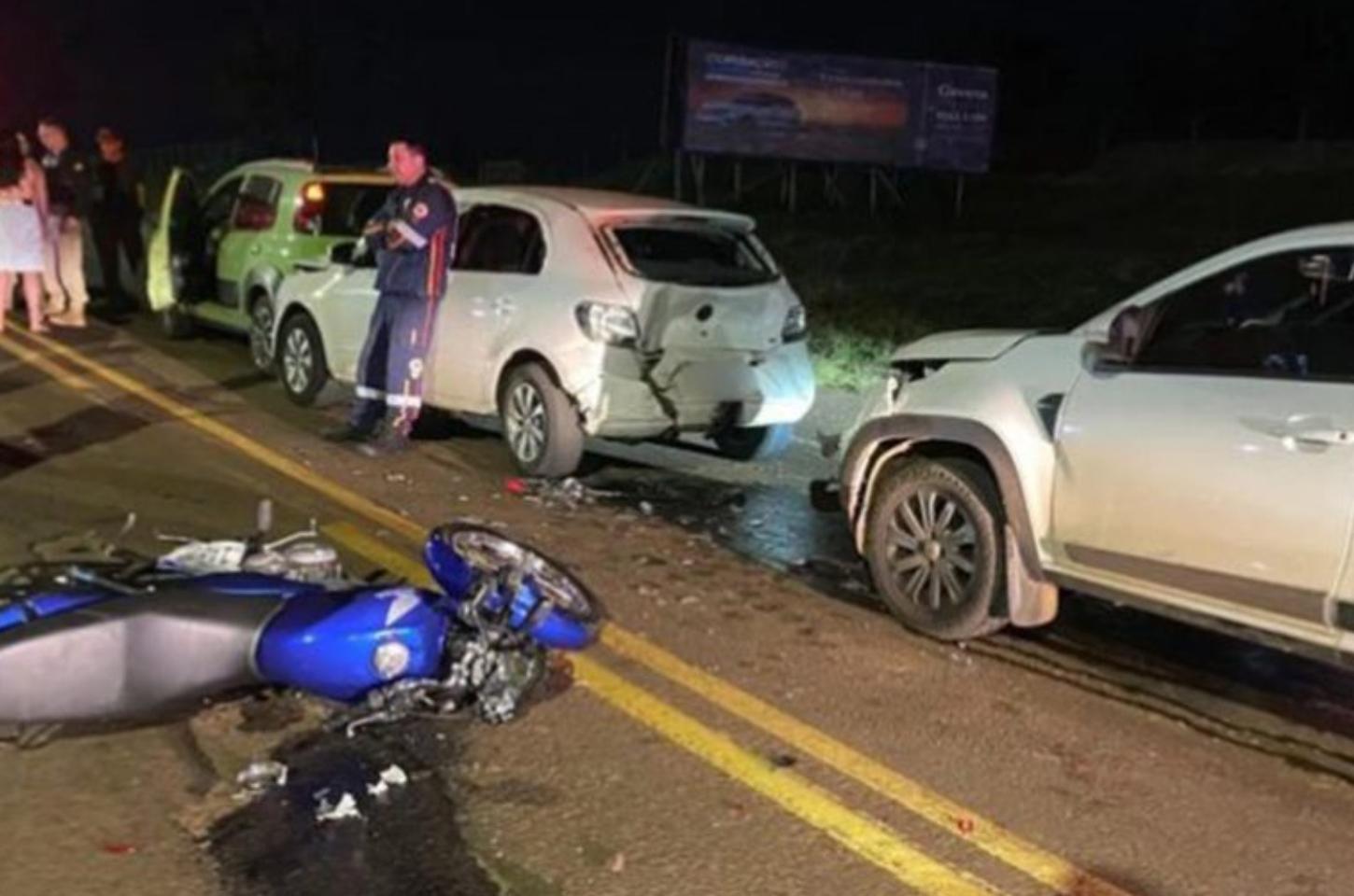 Engavetamento com quatro veículos deixa motociclista ferido em Apucarana