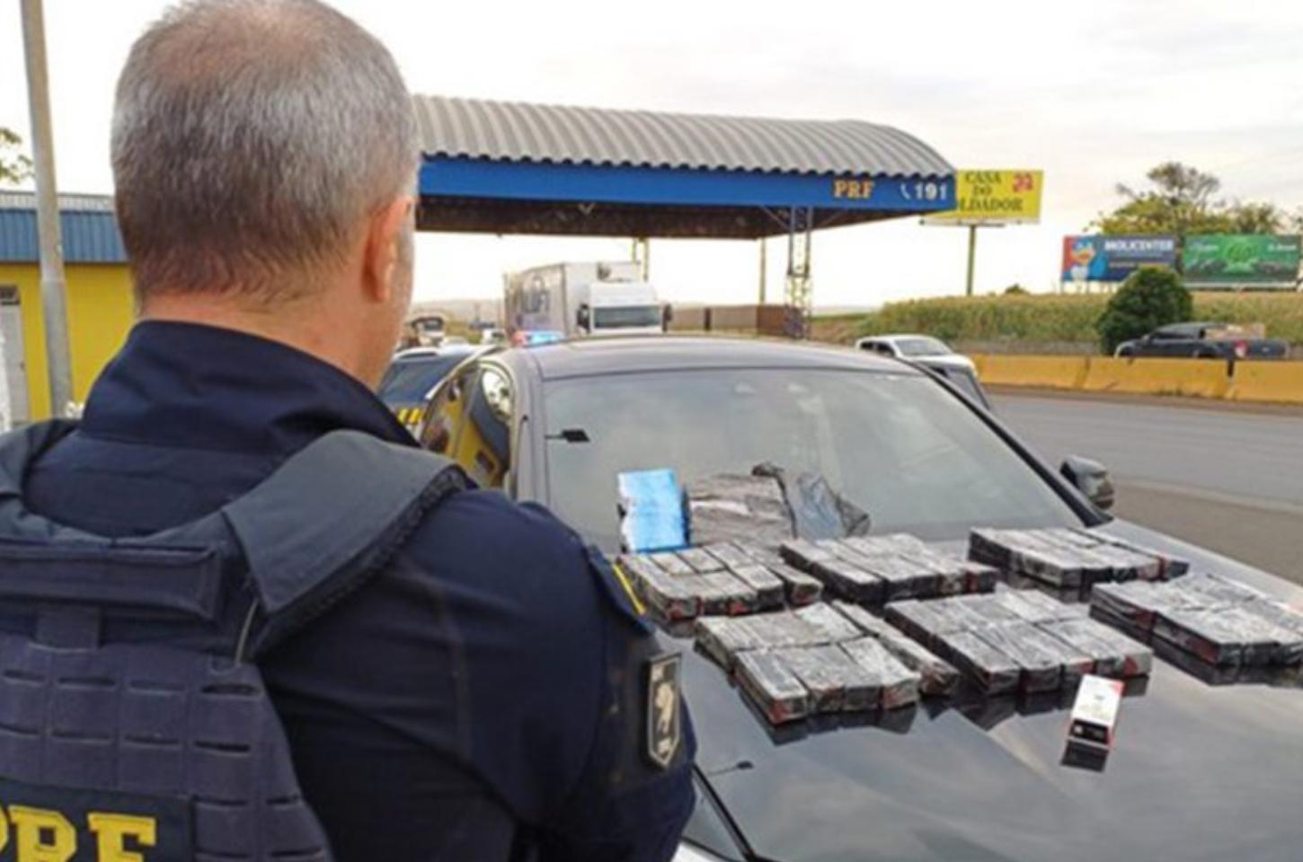 Medicamentos contrabandeados são encontrados em fundo falso de BMW na BR-376