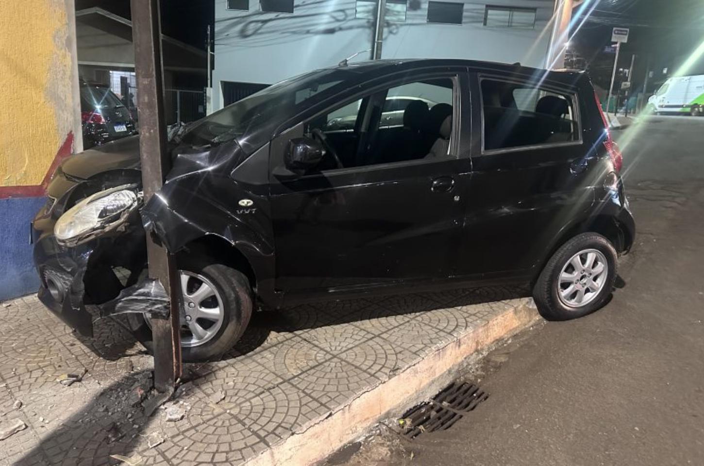 Motorista causa acidente ao colidir com loja na praça do Café em Jandaia do Sul