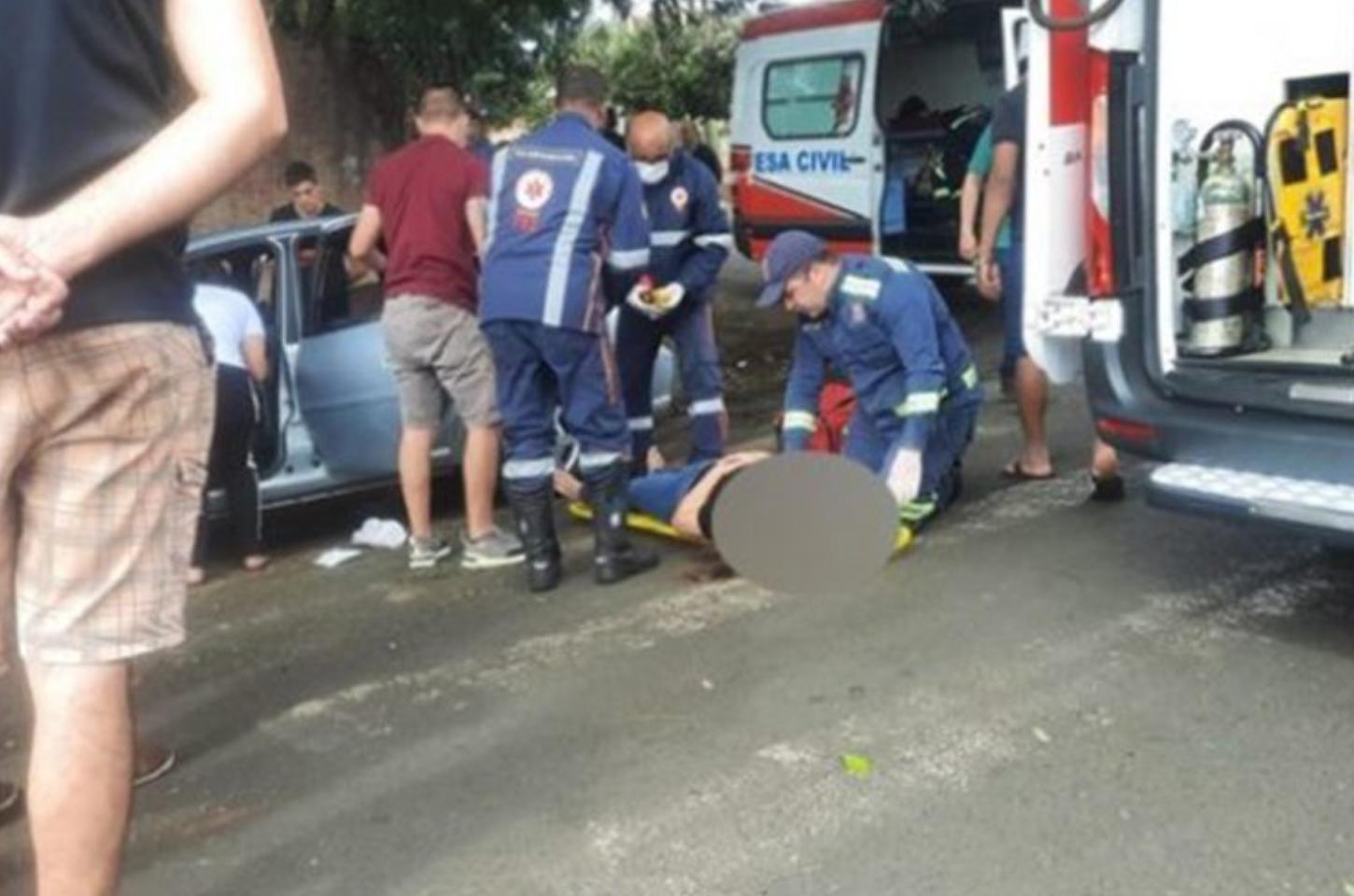 Motorista desvia de colisão, bate em árvore e três ficam feridos em Jandaia do Sul