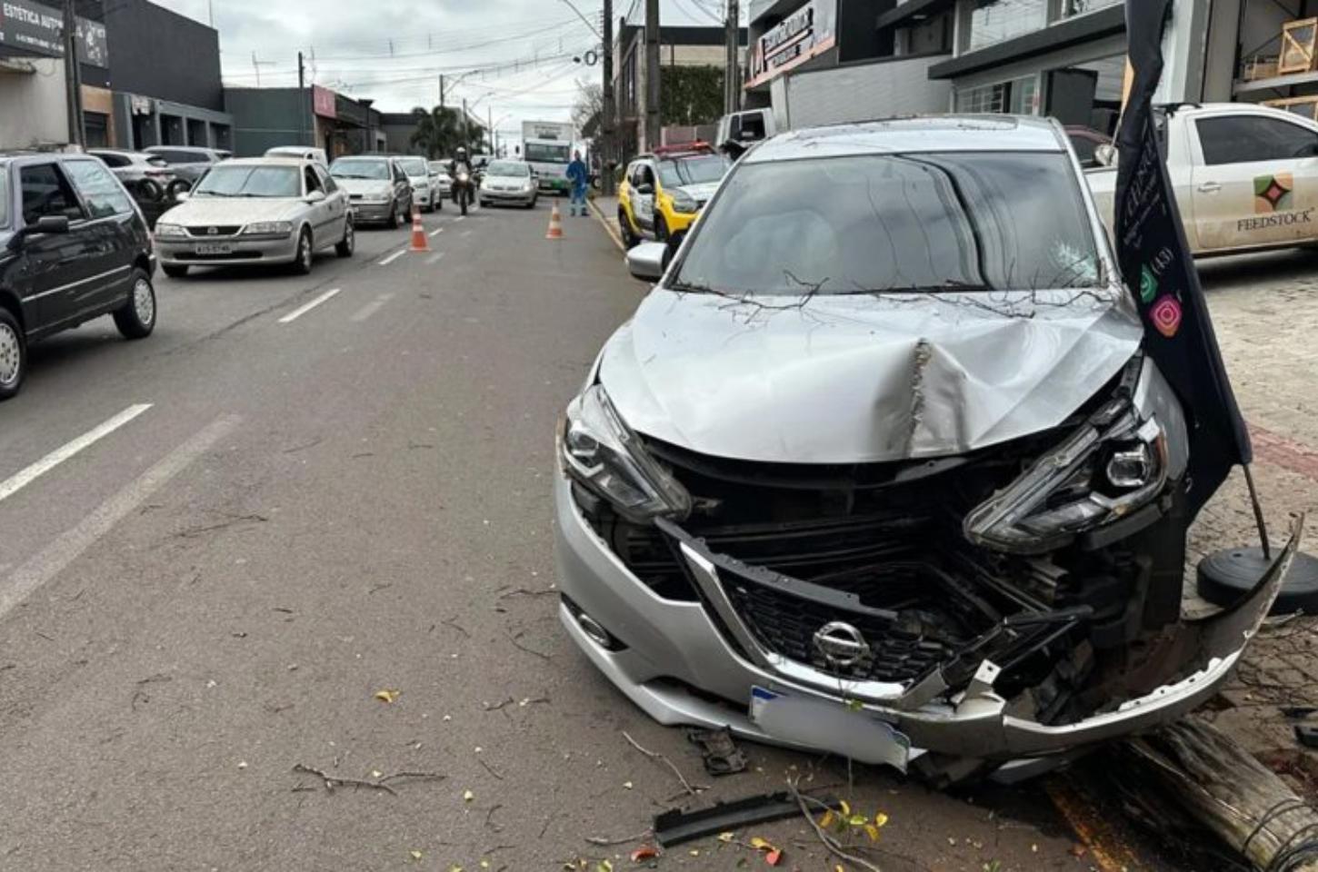 Motorista invade calçada, atropela três pessoas e bate em árvore no centro de Arapongas