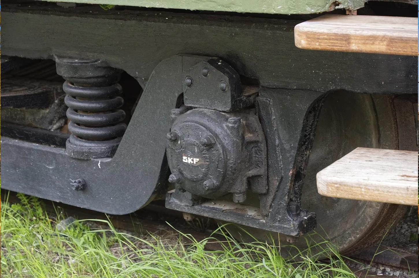 Motorista sem habilitação tem carro atingido por trem em Apucarana