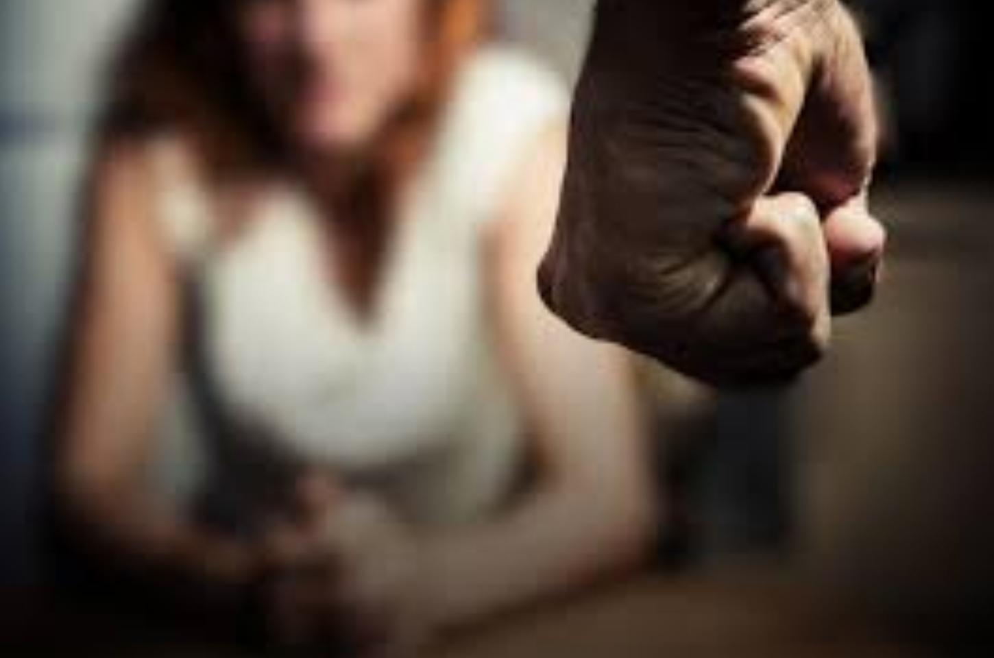 mulher denuncia agressão por parte do marido