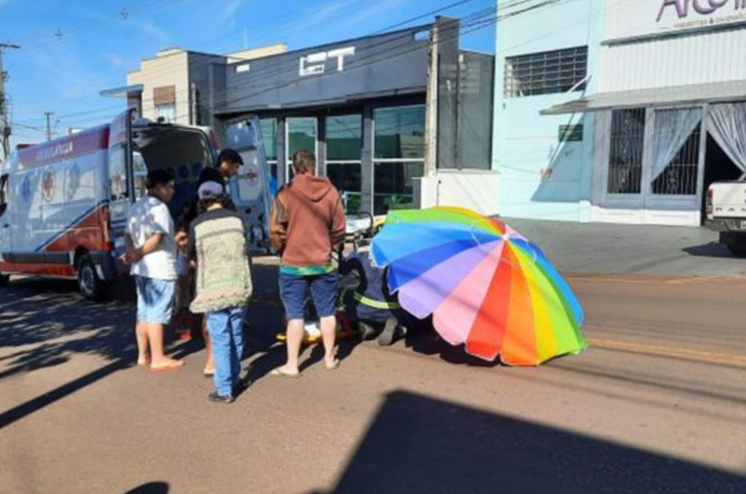 Mulher é socorrida após queda de moto no centro