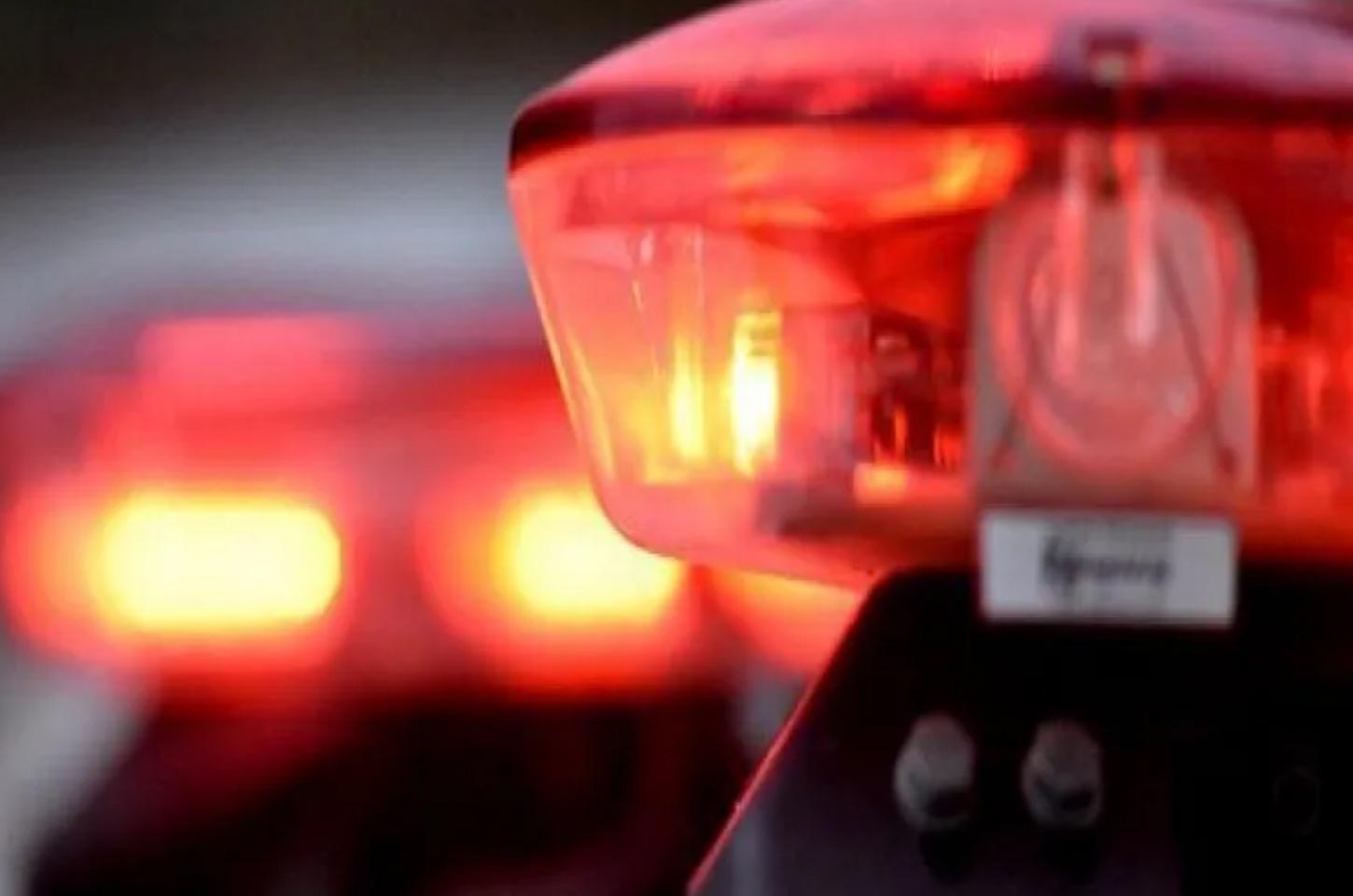 Mulher encontra desconhecido dormindo em seu carro e chama a PM