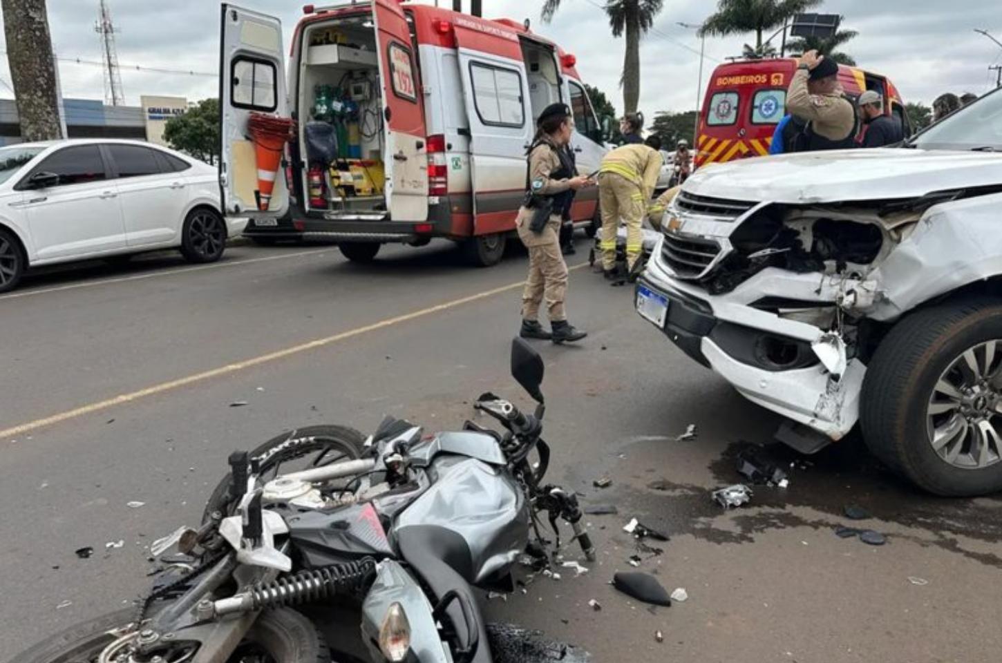 Mulher fica ferida após colisão entre moto e Trailblazer em Arapongas