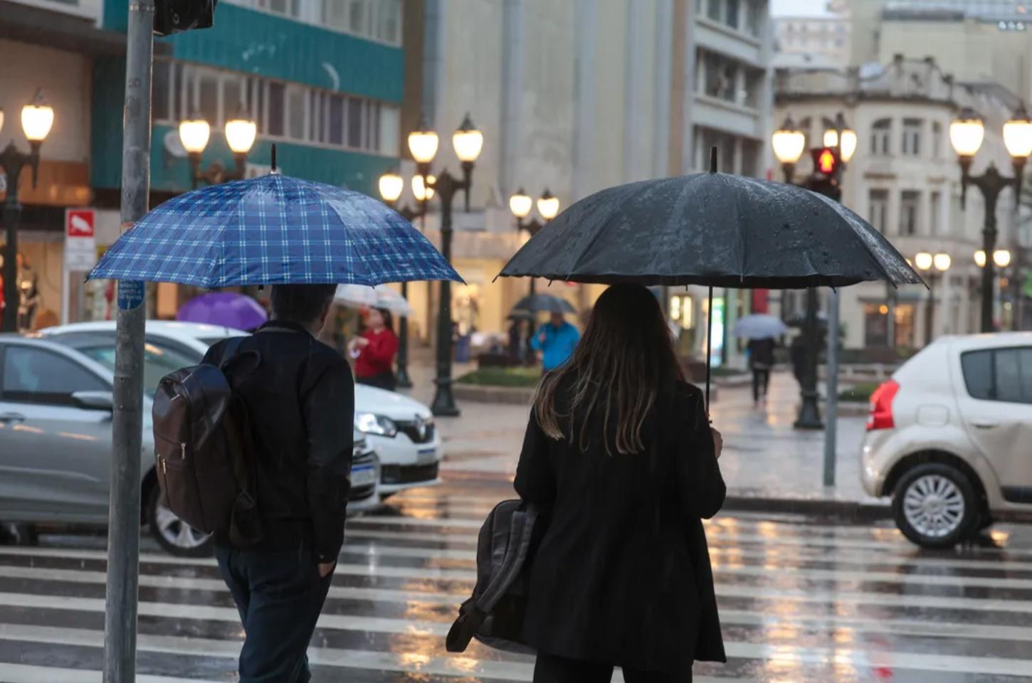 Nova frente fria trará chuva e queda das temperaturas ao Paraná