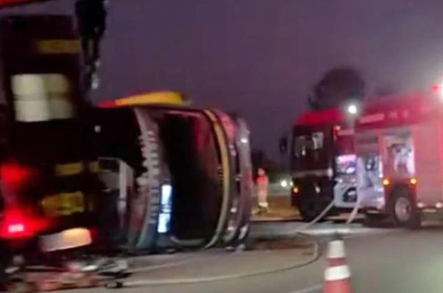 Ônibus tomba na Rodovia Raposo Tavares e deixa feridos graves em Itapetininga