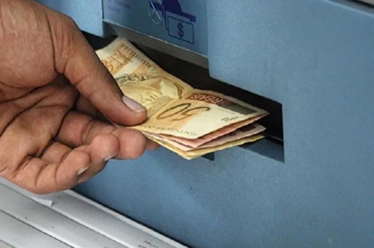 PM frustra tentativa de golpe em caixa eletrônico de agência bancária