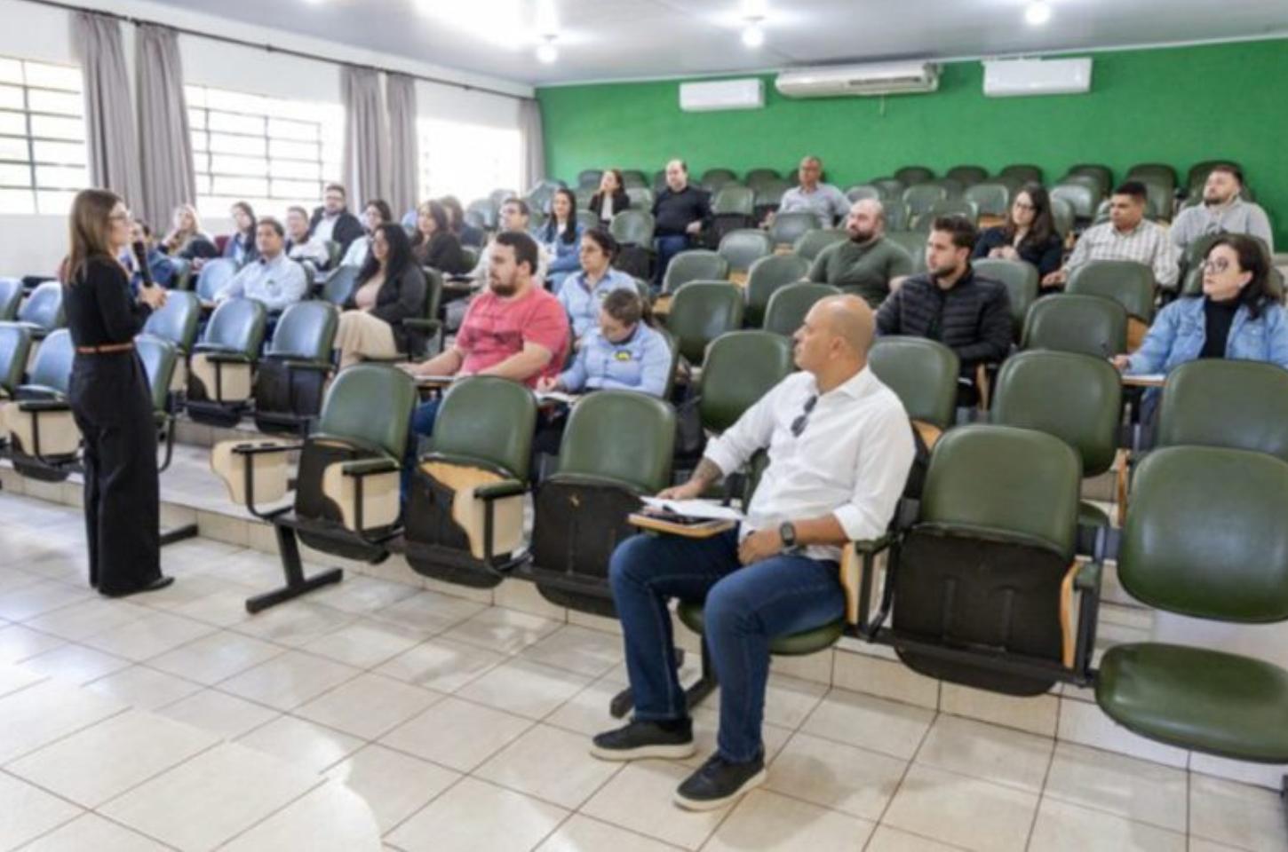 Prefeitura treina servidores com especialista em licitações públicas e foca no planejamento estratégico