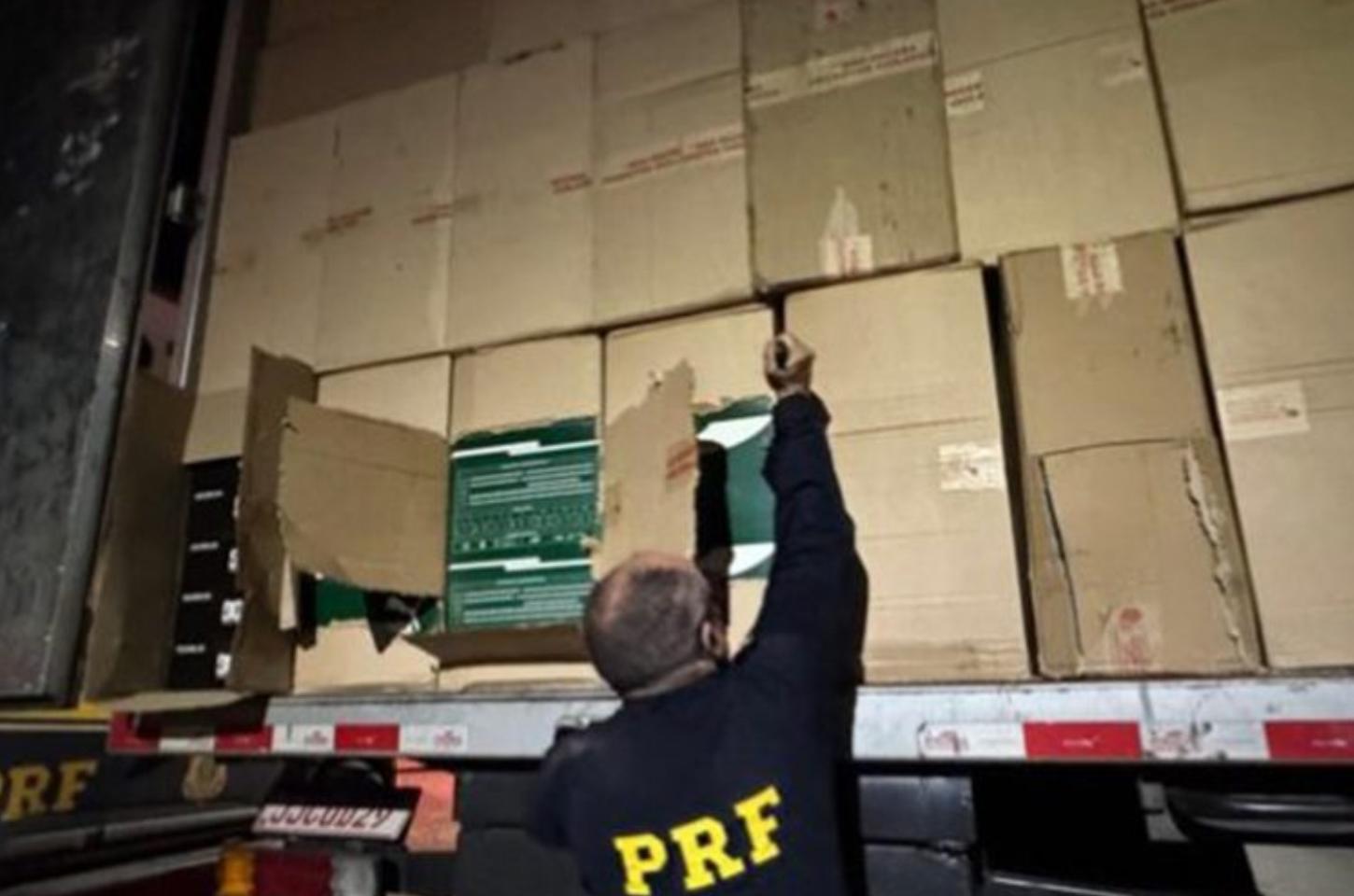 PRF apreende dois caminhões com 15 mil pares de calçados falsificados na BR-376, em Maringá