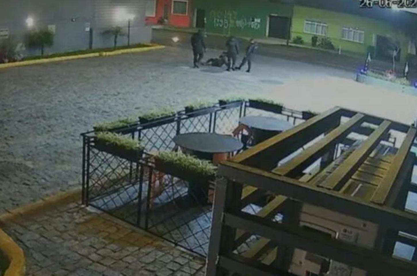 Vigilantes são presos por espancarem até a morte homem em situação de rua no Paraná