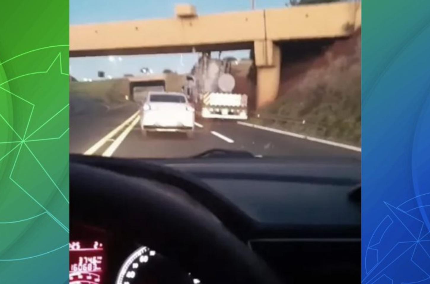 Carreta fica presa sob pontilhão da linha férrea e causa transtornos na PR-444, em Arapongas