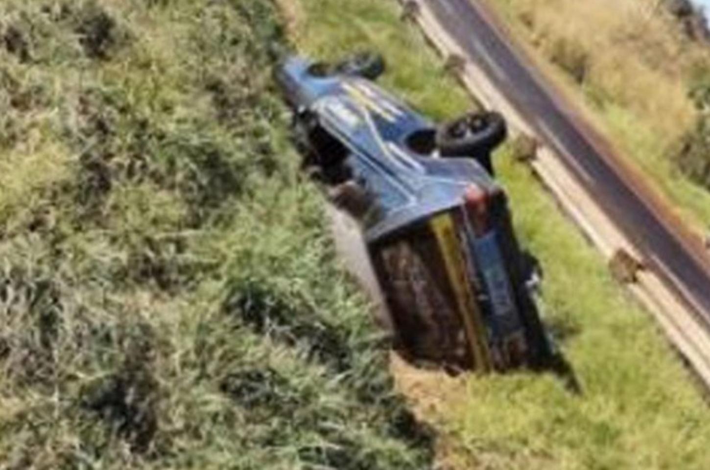 Carro capota na BR-376 entre Mandaguari e Jandaia do Sul