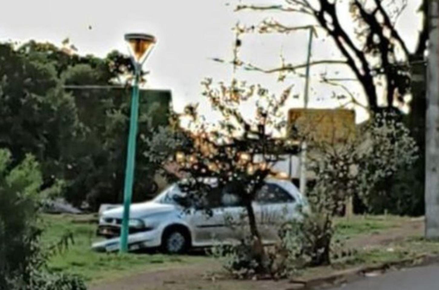 Carro é abandonado após colisão contra poste em Mandaguari