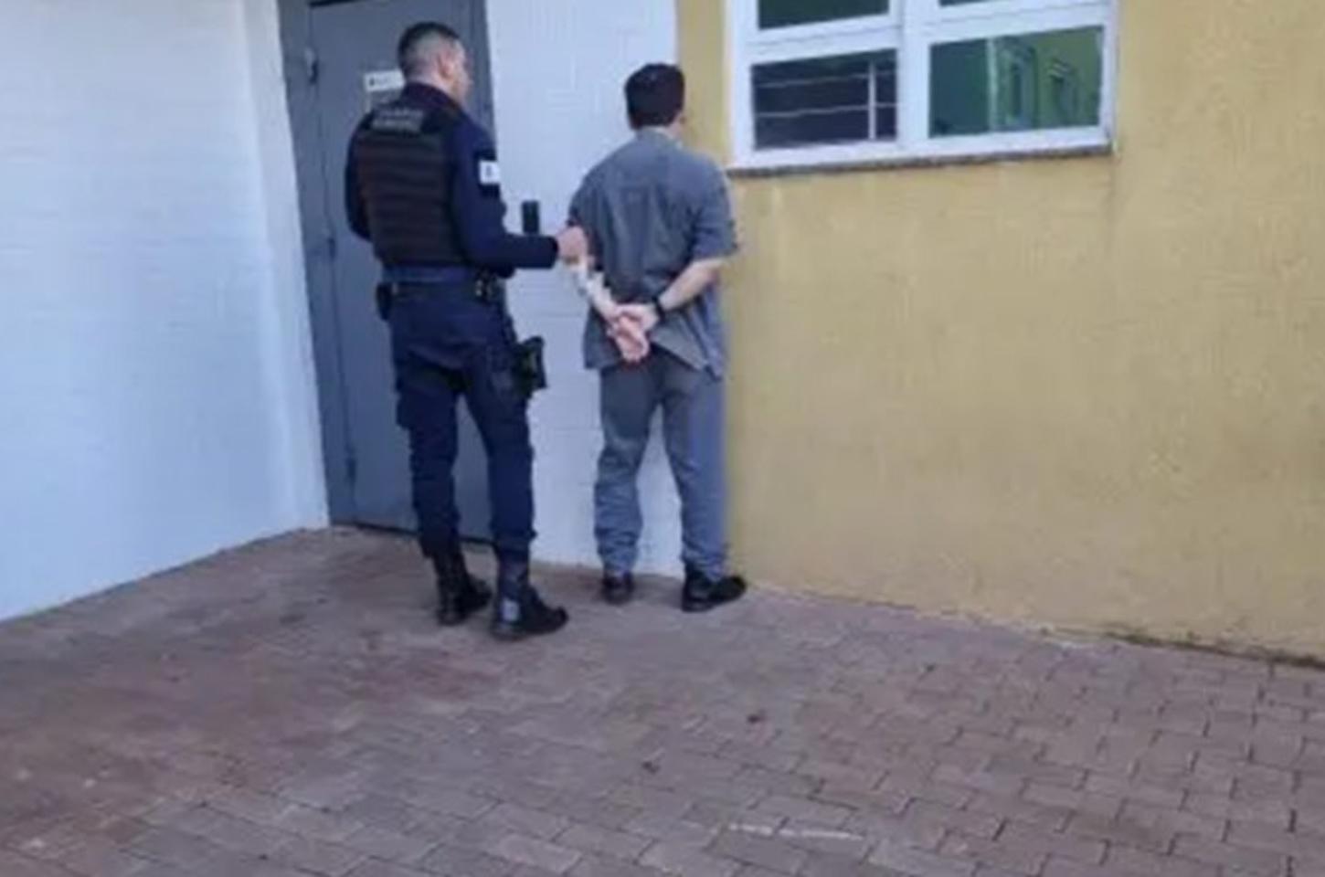 Homem é preso após invadir escola em Cascavel
