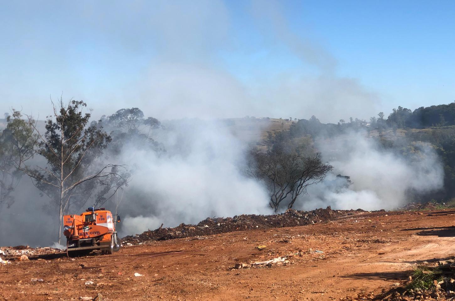 Incêndio no aterro sanitário de Jandaia do Sul está controlado, mas equipes seguem em ação