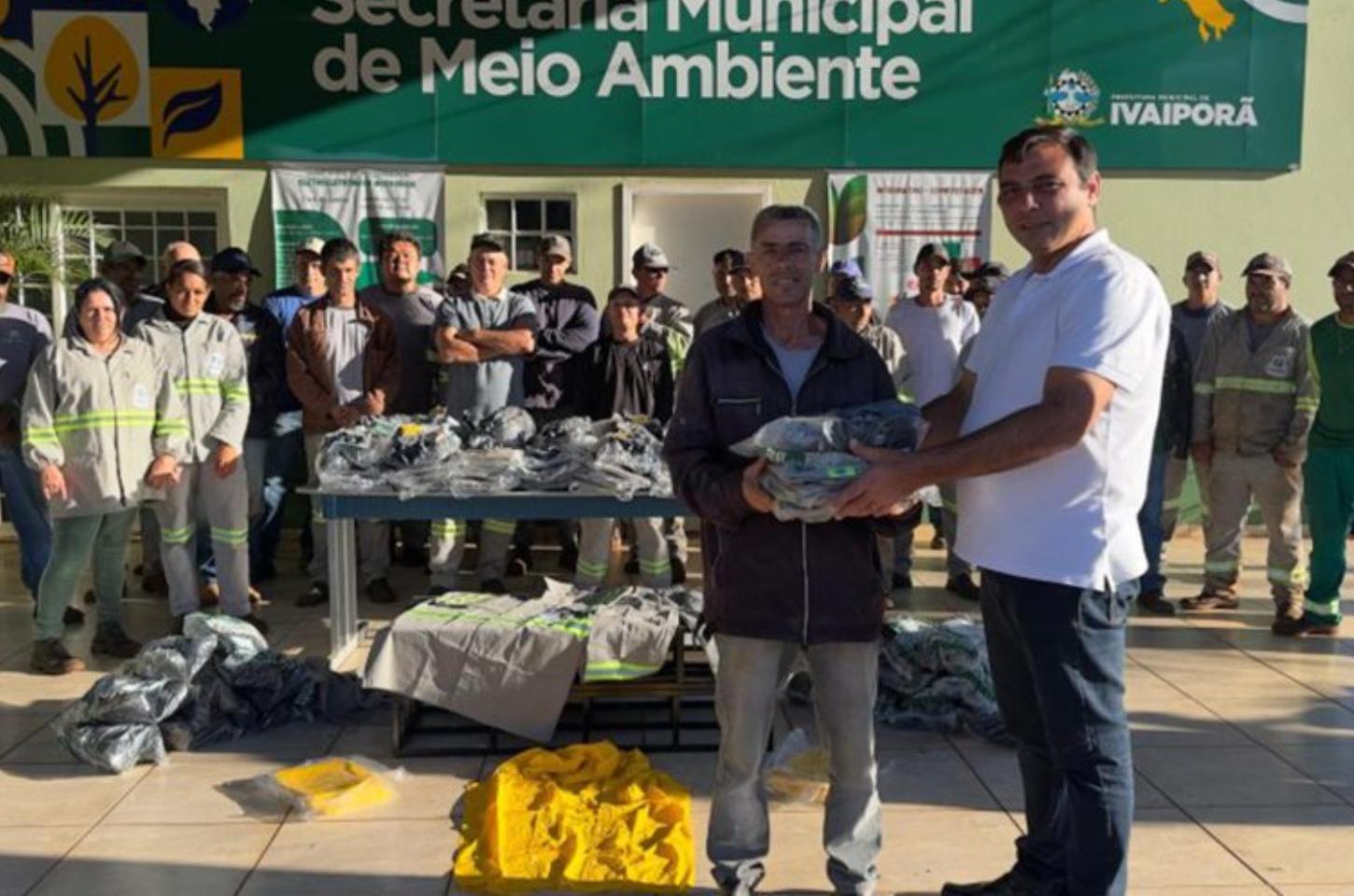 Ivaiporã entrega novos uniformes a servidores da limpeza urbana