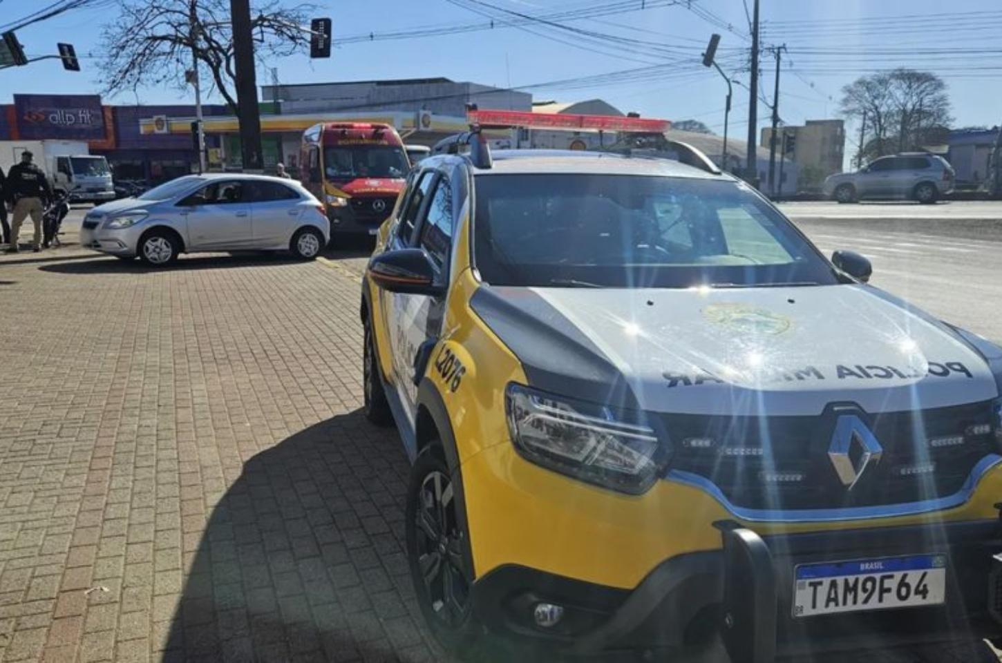 Motociclista se fere levemente após colisão com Onix em cruzamento de Apucarana