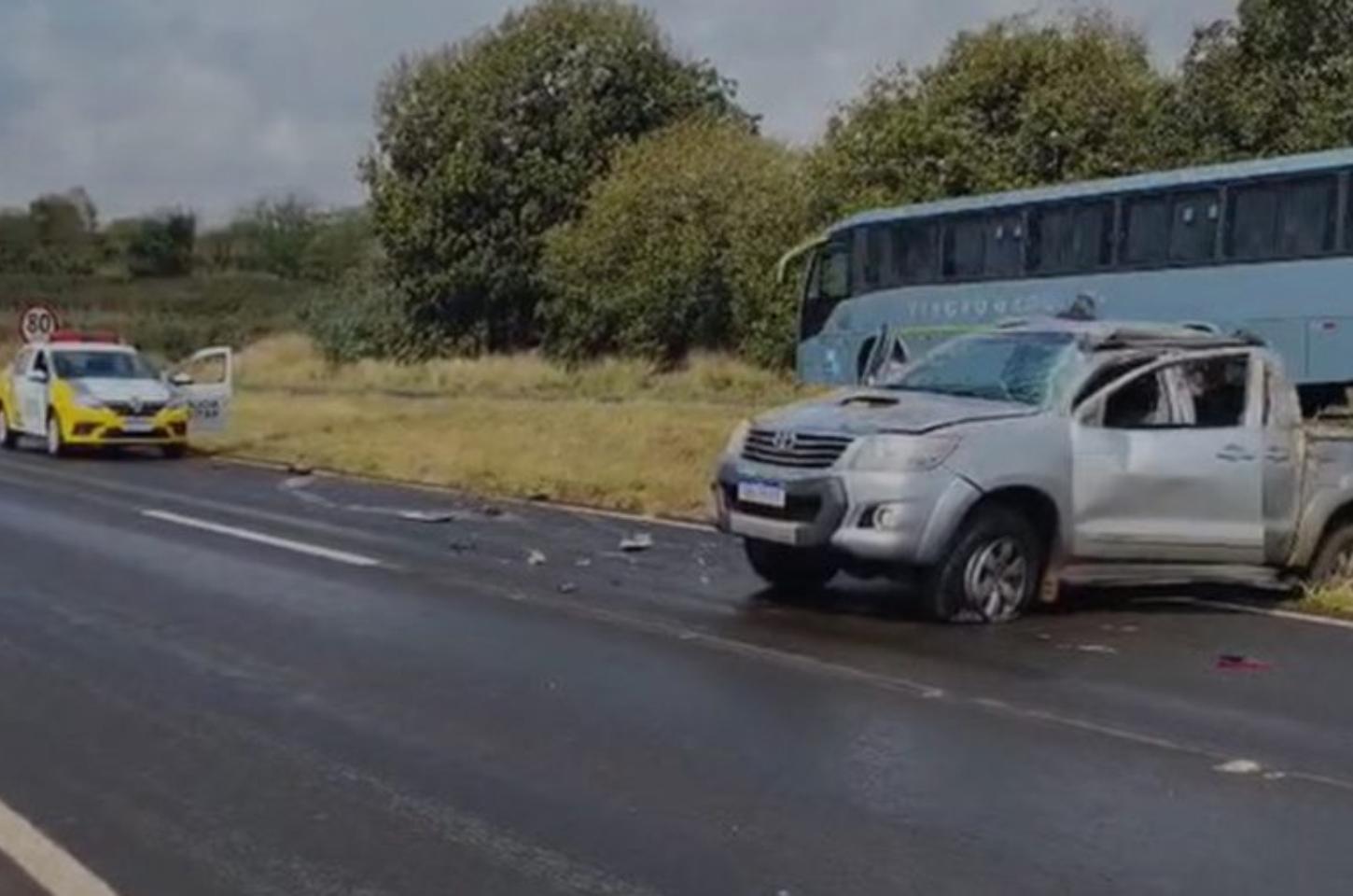 Motorista capota caminhonete na BR-376 entre Cambira e Jandaia