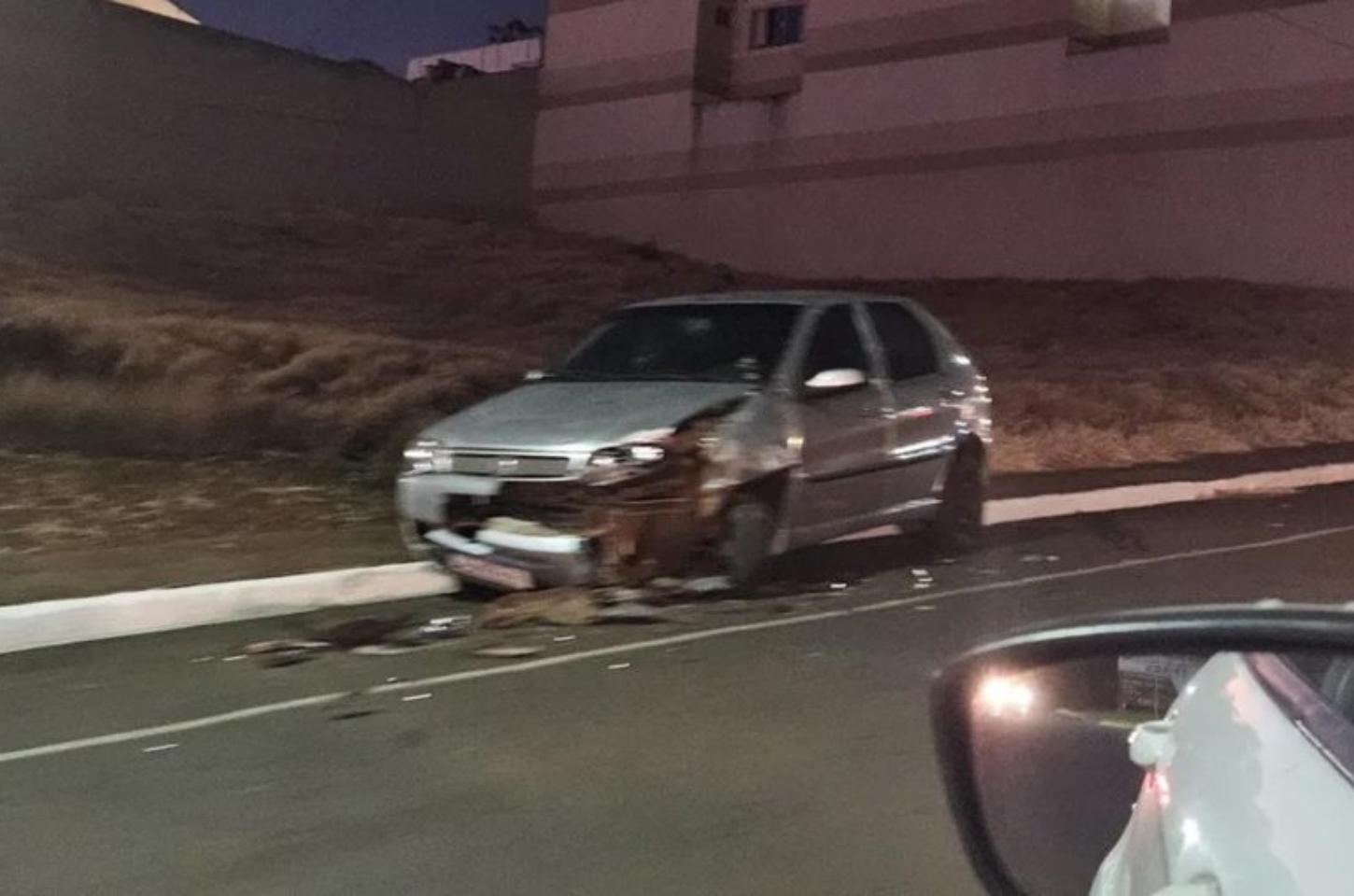 Motorista foge após bater em carro estacionado com ocupante dentro, em Apucarana