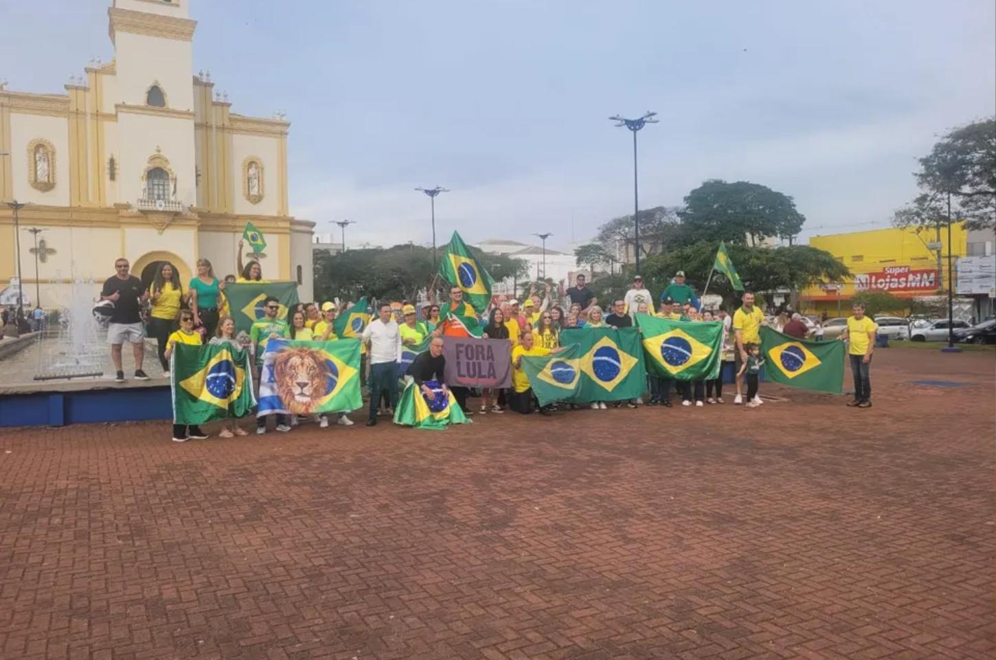 Movimento 'Reaja Brasil' reúne dezenas de manifestantes em Apucarana