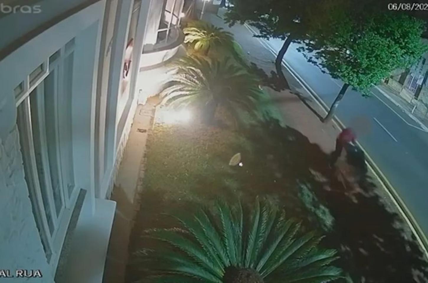 Trio furta televisão de imobiliária em Apucarana e foge com carrinho de supermercado