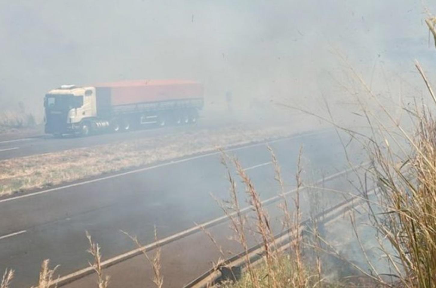 Bombeiros combatem incêndio às margens da BR-376 em Mandaguari