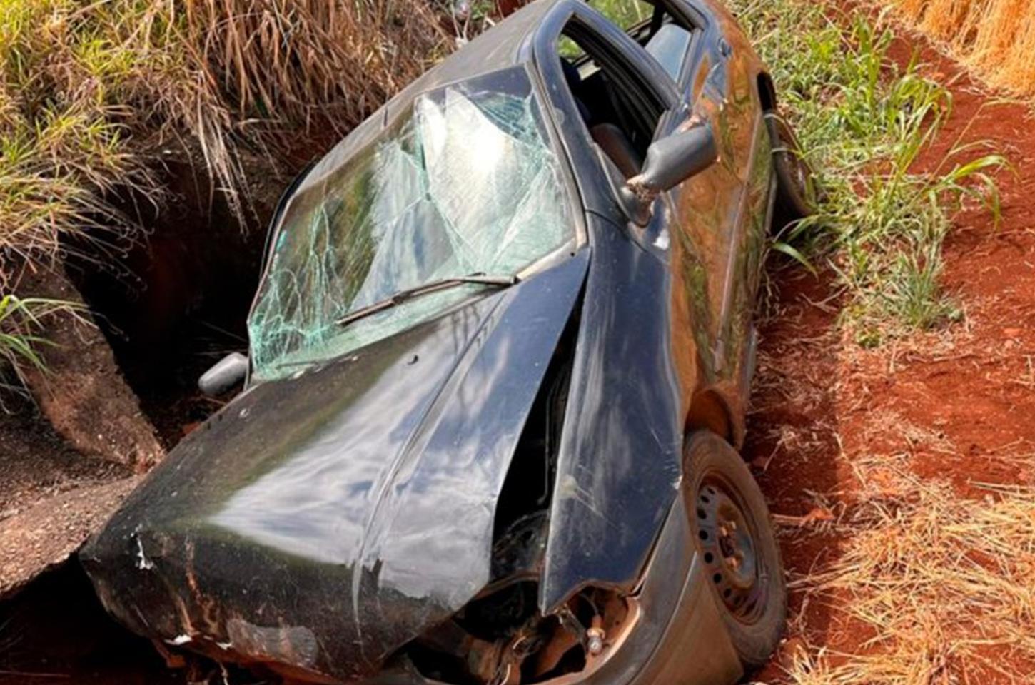 Motorista perde controle e colide contra barranco entre Lunardelli e Pouso Alegre