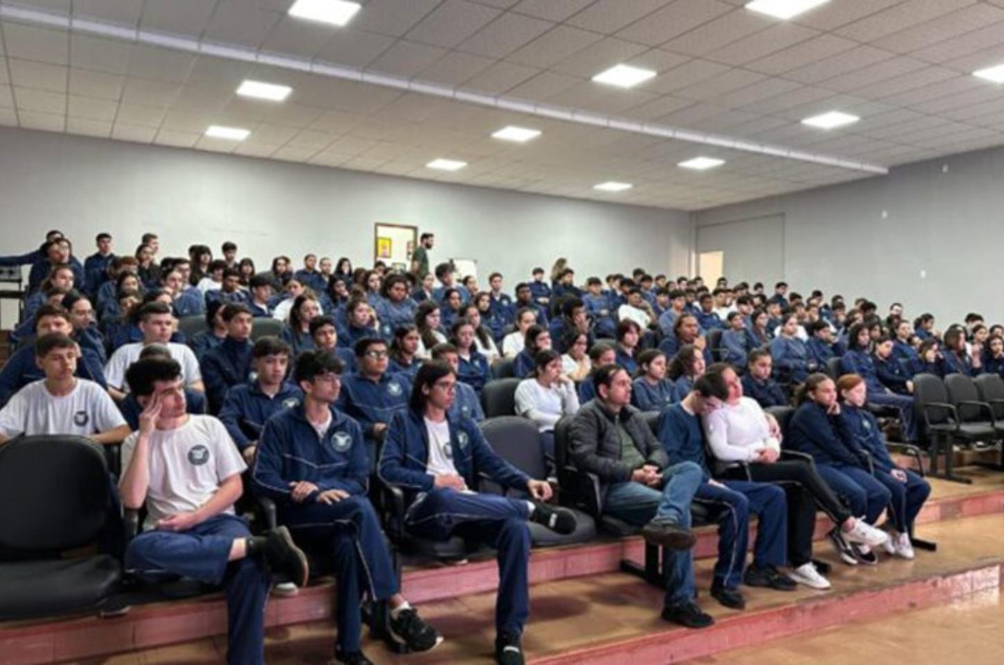 Palestra em Cambira orienta jovens sobre relacionamentos abusivos