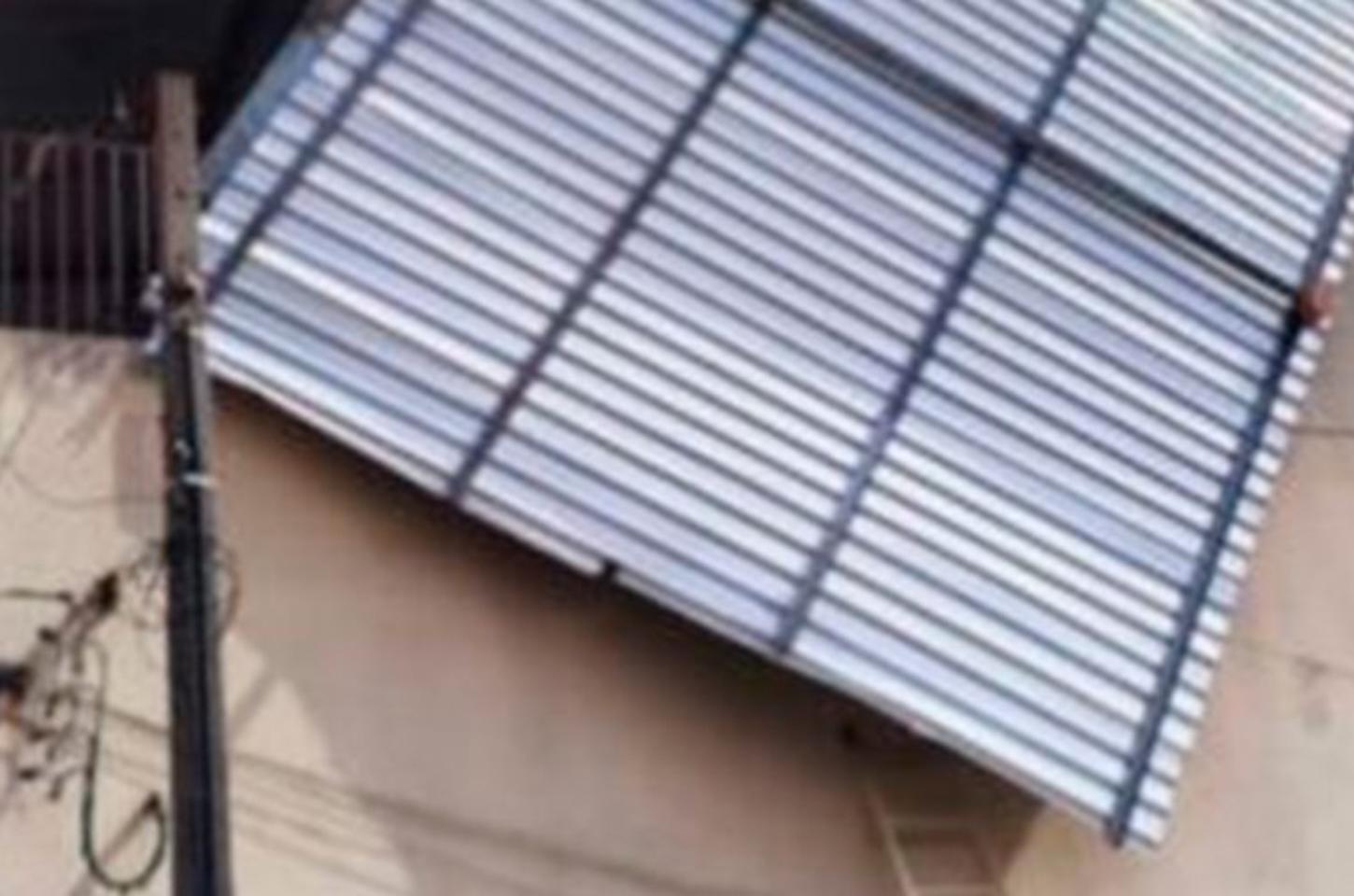 Rajada de vento destelha prédio e danifica placas solares na Avenida Tancredo Neves