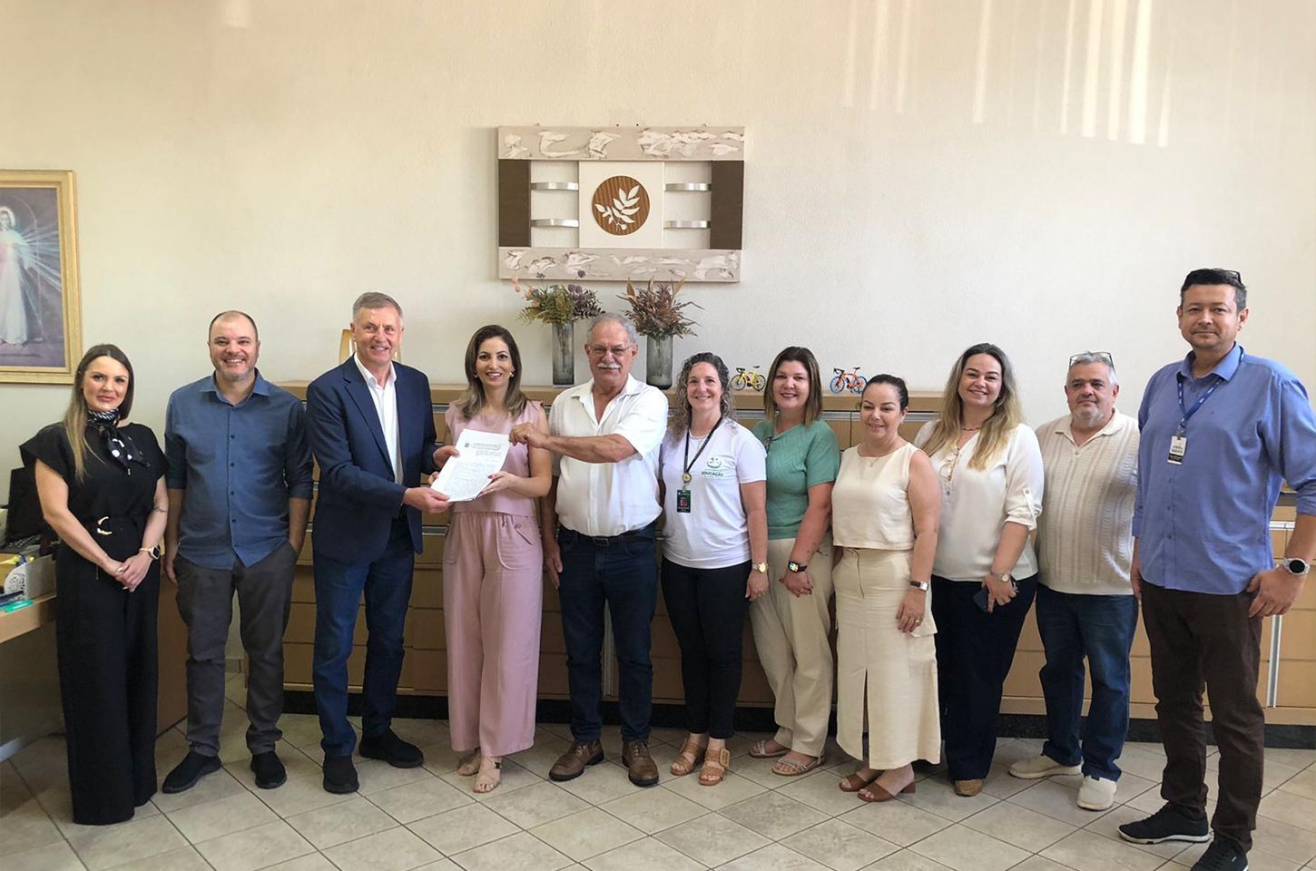 Terreno para construção da Escola John Kennedy é oficializado com assinaturas do secretário Luizão Goulart e prefeito Ditão Pupio